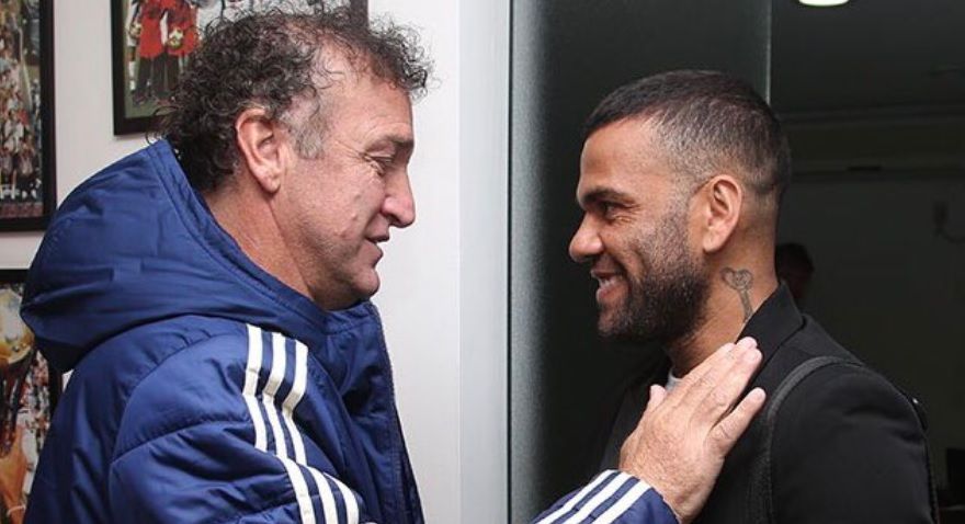 Daniel Alves se encontra com Cuca no CT do São Paulo