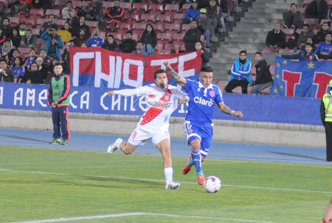 Joao Ortiz en acción ante Curicó Unido.