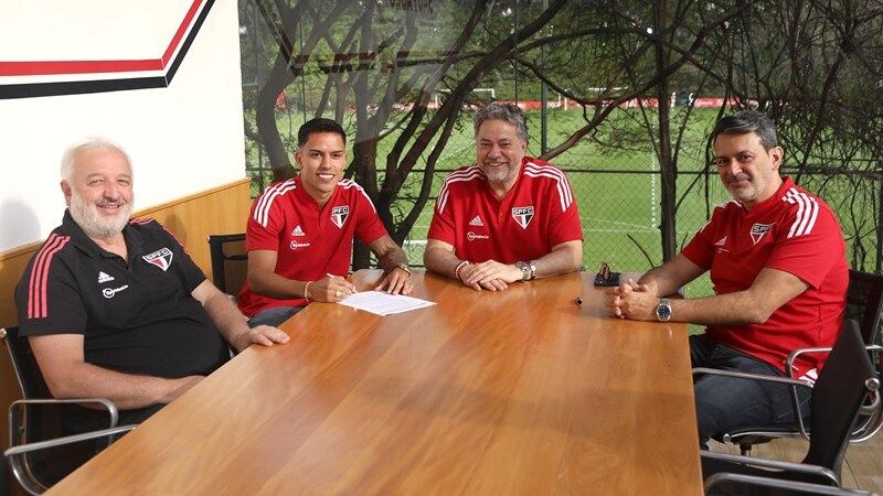Igor Vinícius se reúne com o presidente Julio Casares e renova com o São Paulo