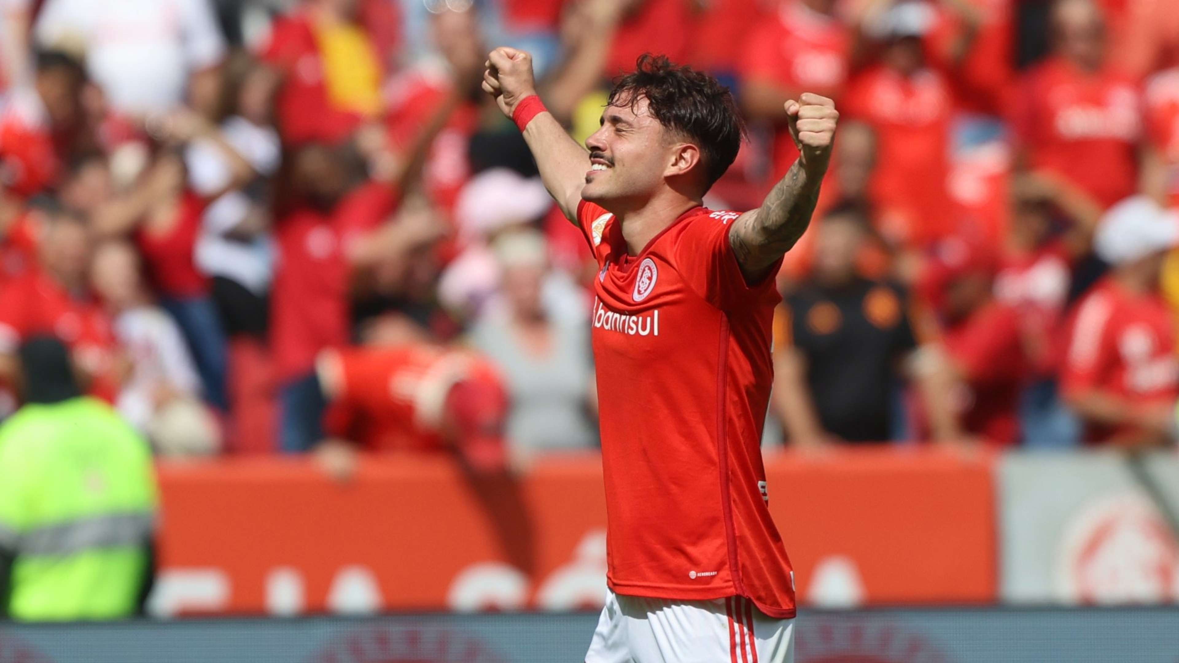 Maurício, do Internacional, comemora gol na vitória sobre o Flamengo, na 2ª rodada do Brasileirão, 23/04/2023