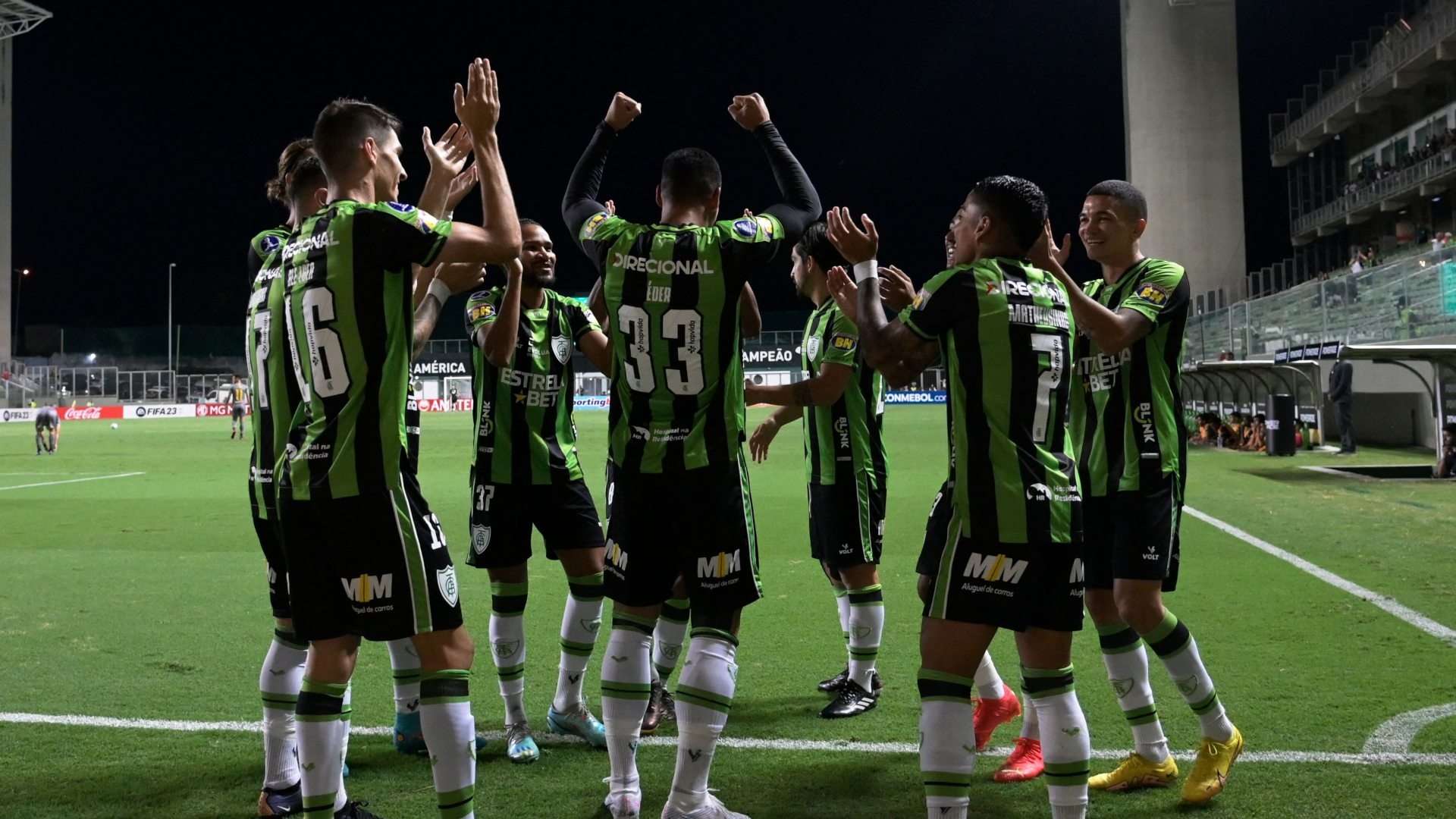 Jogadores do América-MG comemoram gol contra o Peñarol, na Sul-Americana 2023
