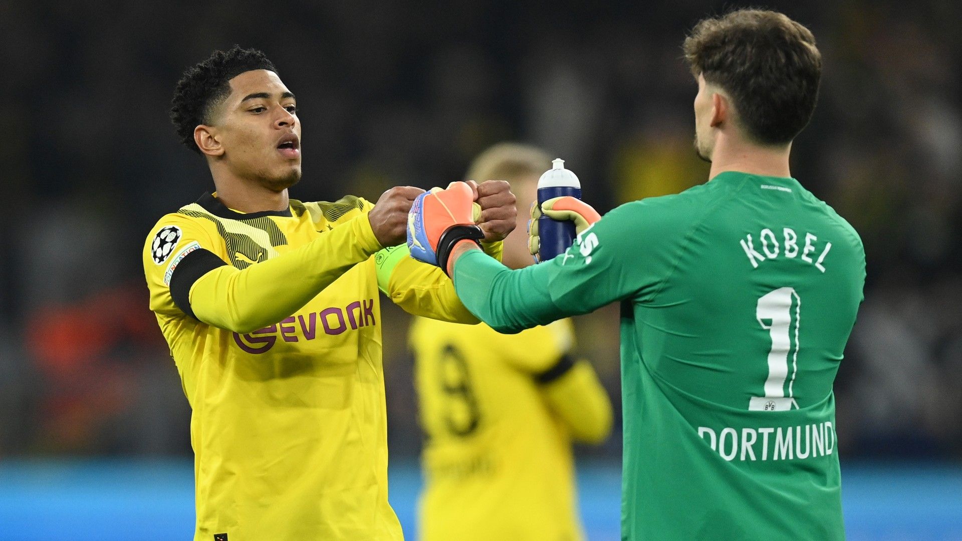 Jude Bellingham greets Gregor Kobel of Dortmund
