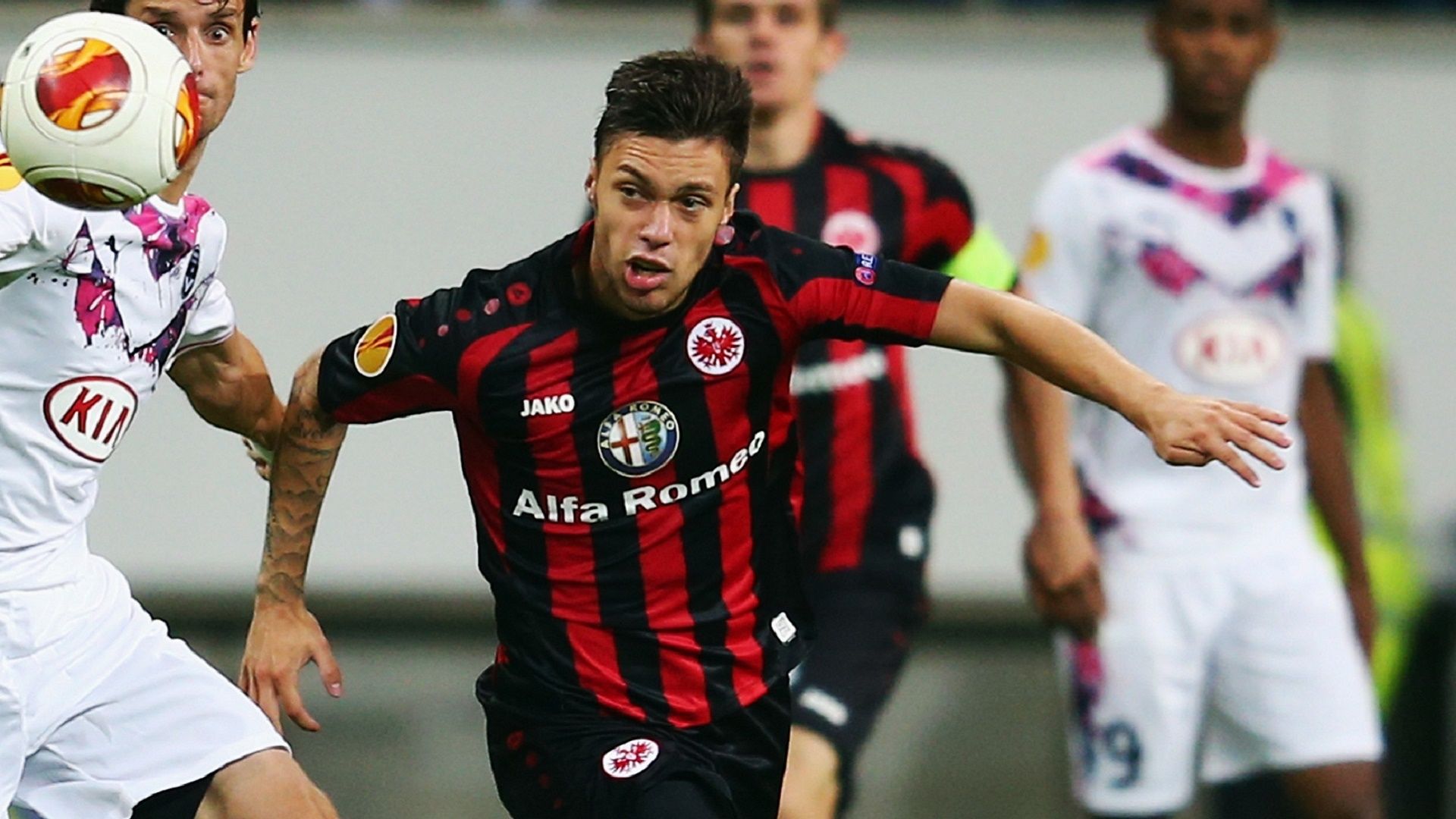 元チェコ代表FWカドレツが27歳で現役引退…フランクフルトでは乾貴士や