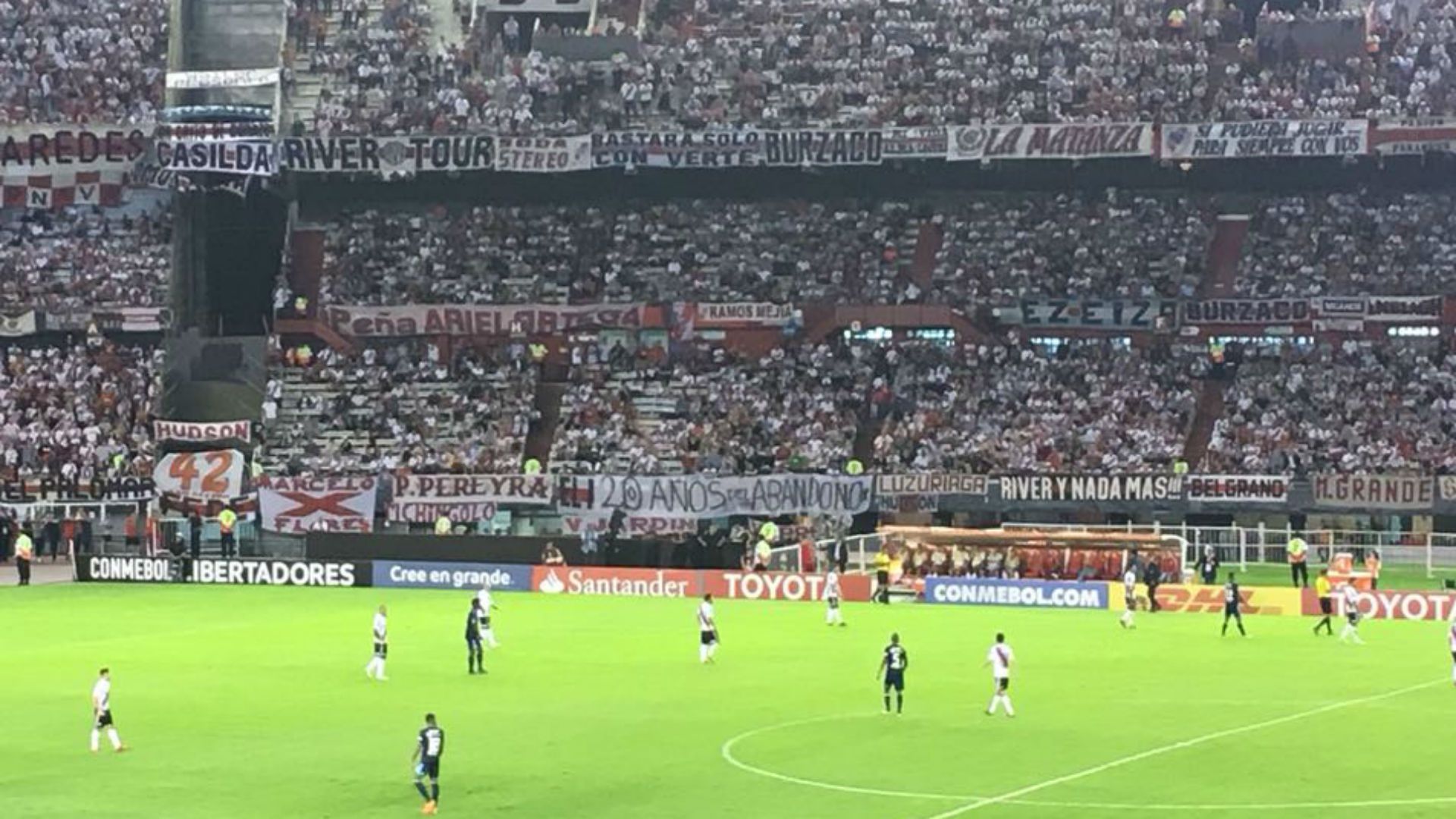 Bandera abandono River Plate Boca Juniors Emelec Copa Libertadores 26042018