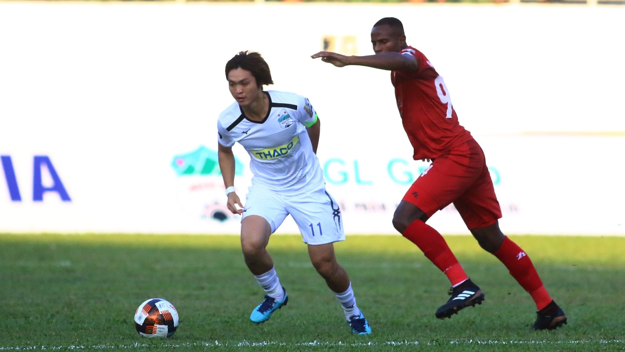 Nguyen Tuan Anh vs Joel Vinicius HAGL Ho Chi Minh City V.League 2019