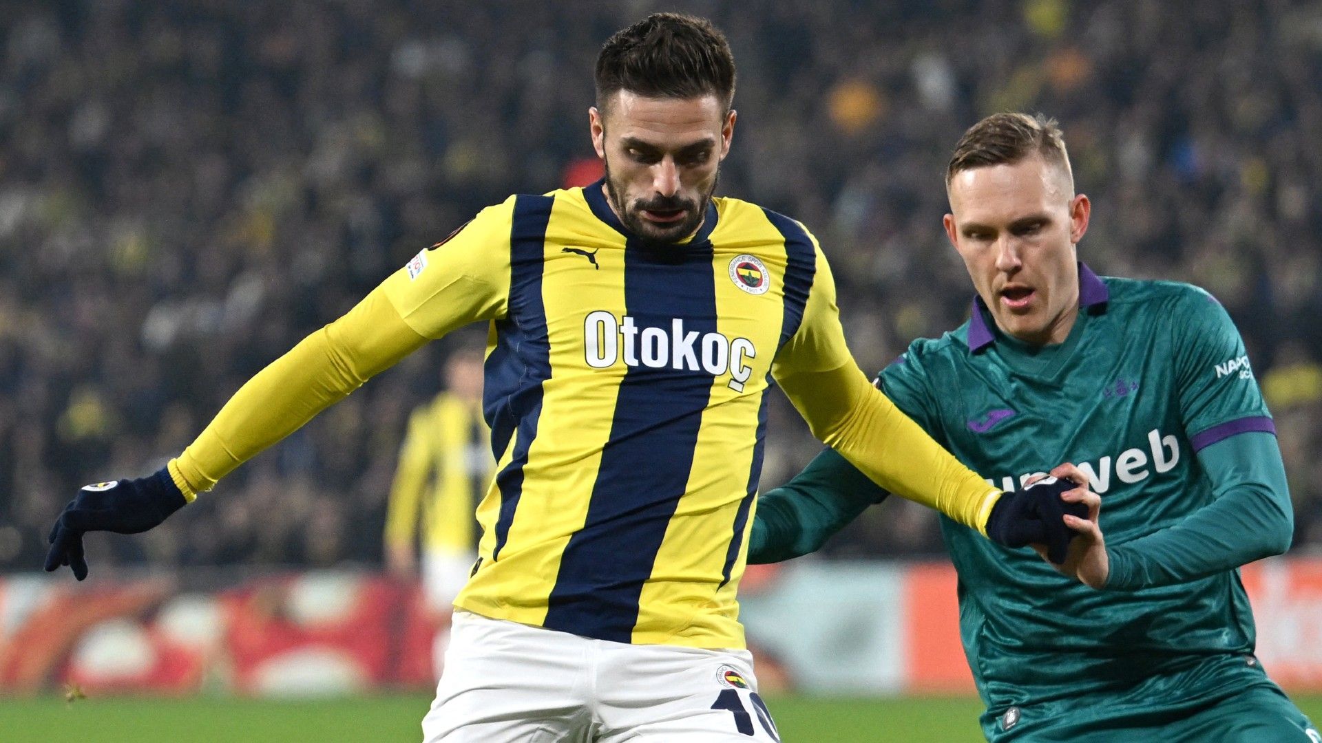 Fenerbahce's Serbian midfielder #10 Dusan Tadic (L) fights for the ball with Anderlecht's Swedish defender #06 Ludwig Augustinsson 