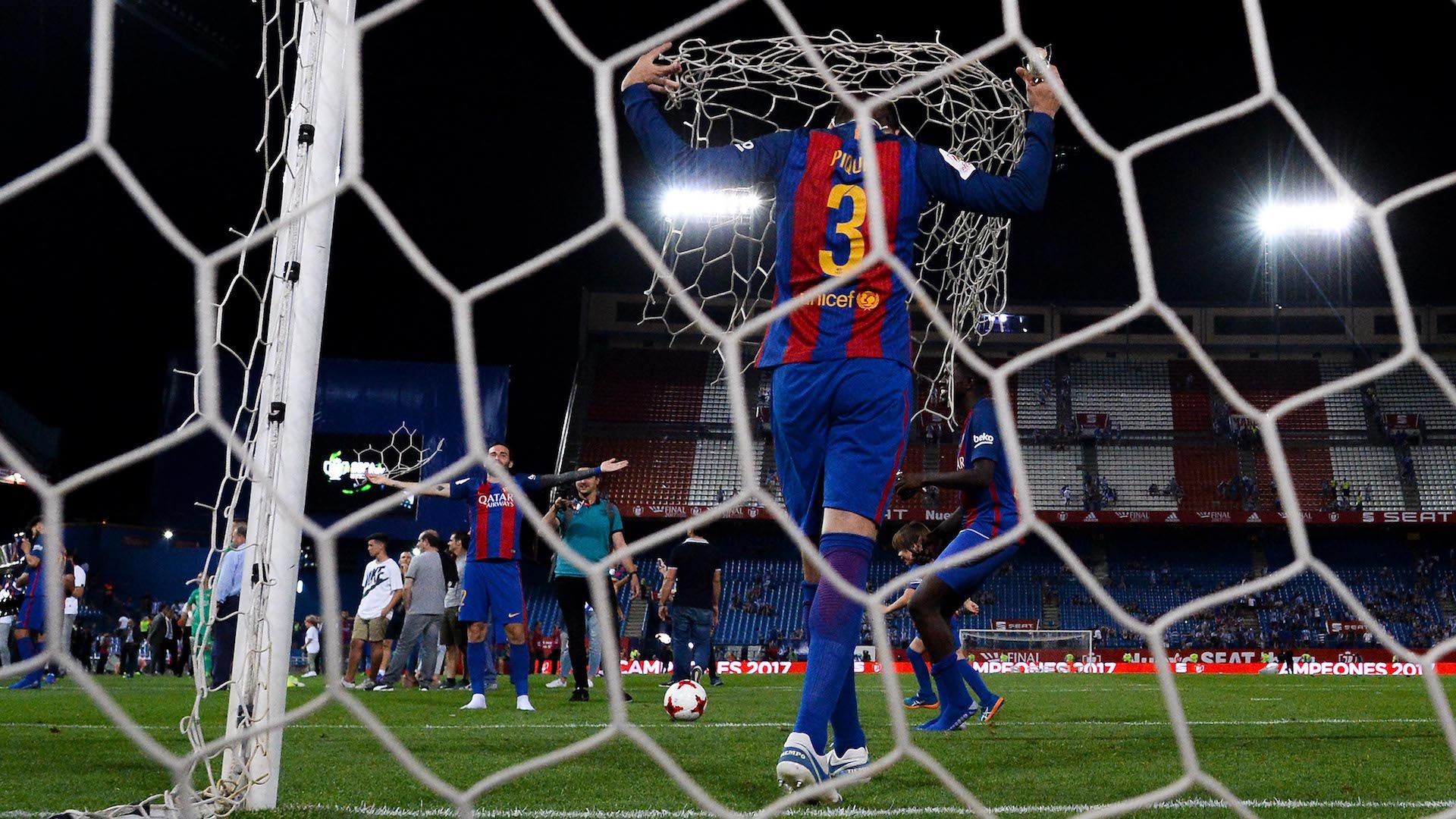 Gerard Piqué celebra la Copa del Rey y corta las redes