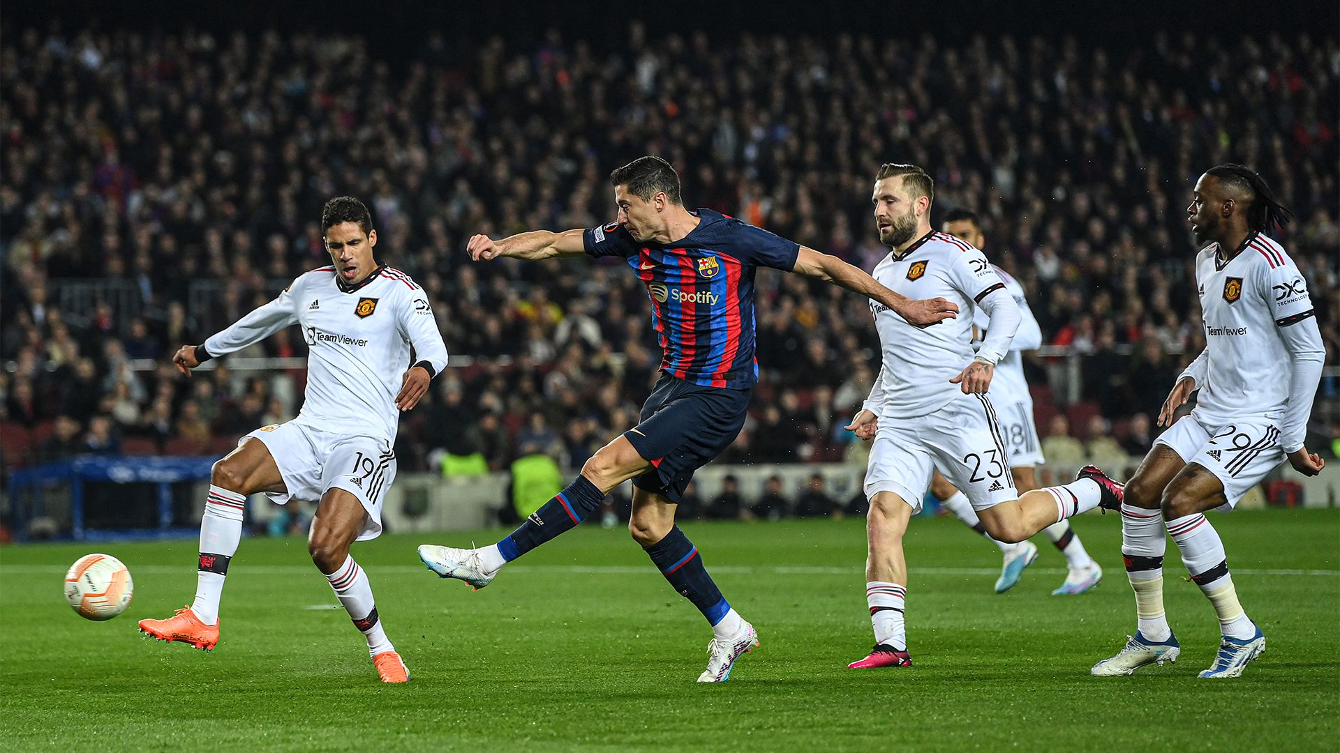 Robert Lewandowski shoot Barcelona Manchester United 2022-23