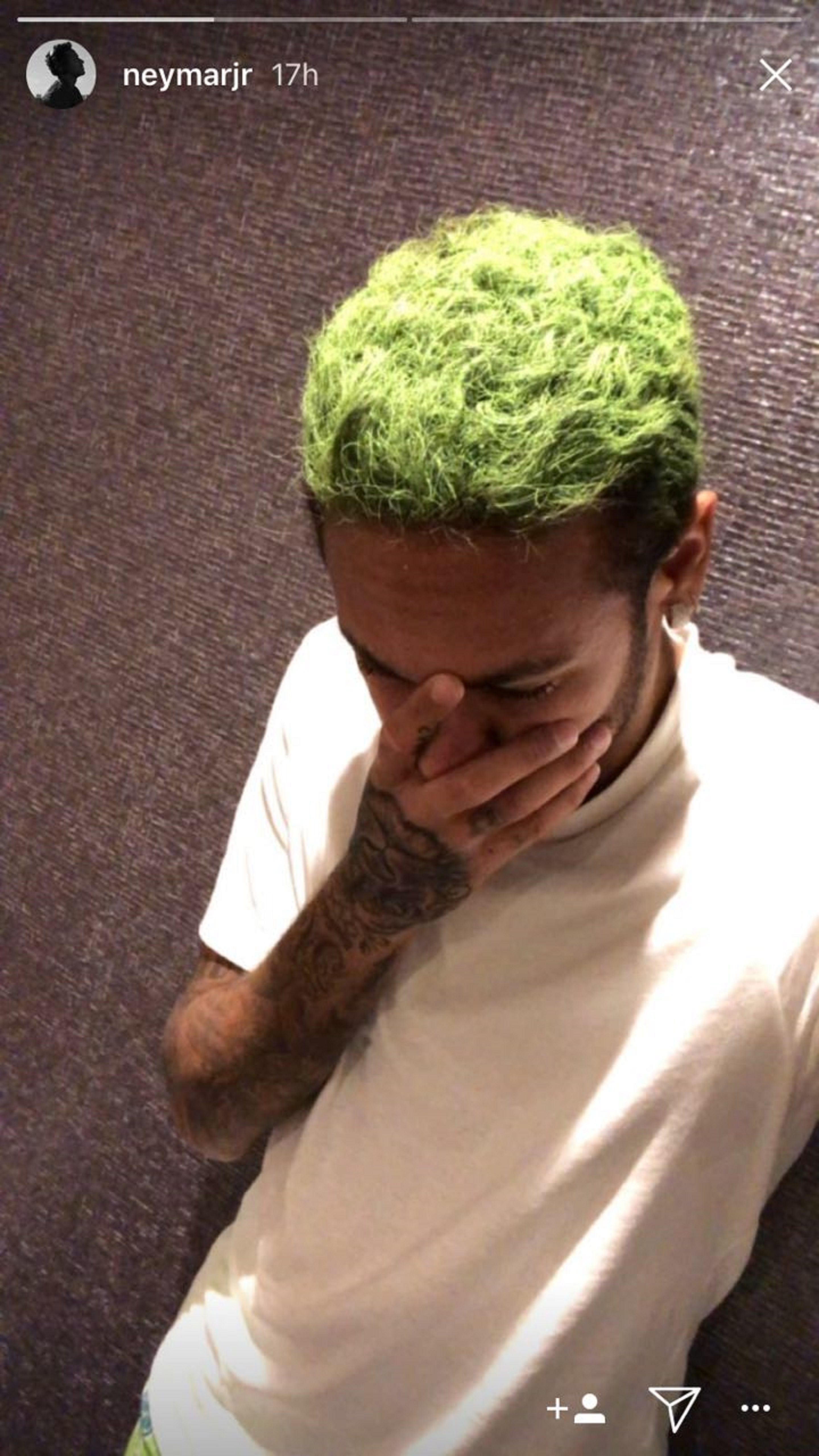 Neymar pinta cabelo de verde e faz tatuagem igual à de Demi Lovato