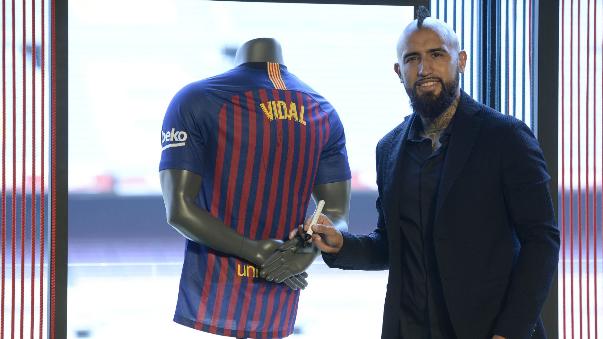 Arturo Vidal Barcelona unveiling