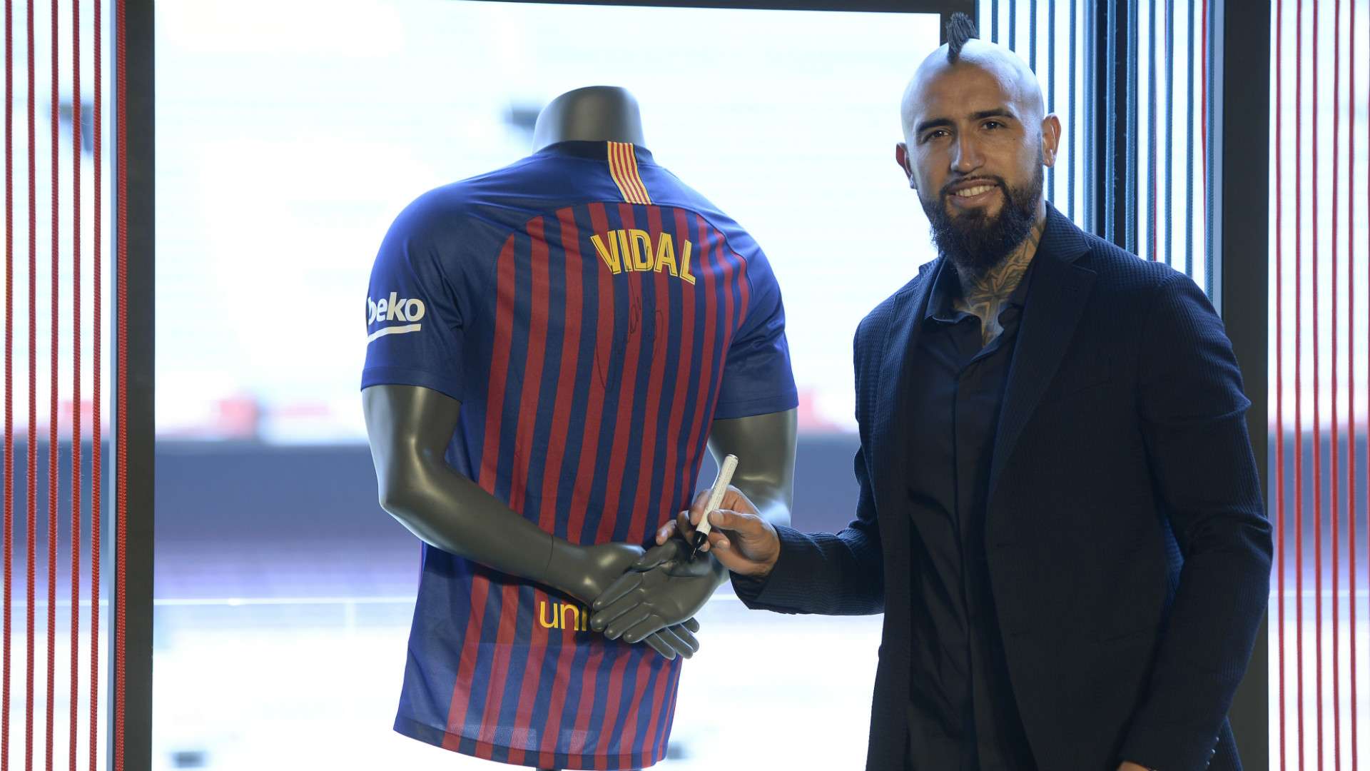Arturo Vidal Barcelona unveiling