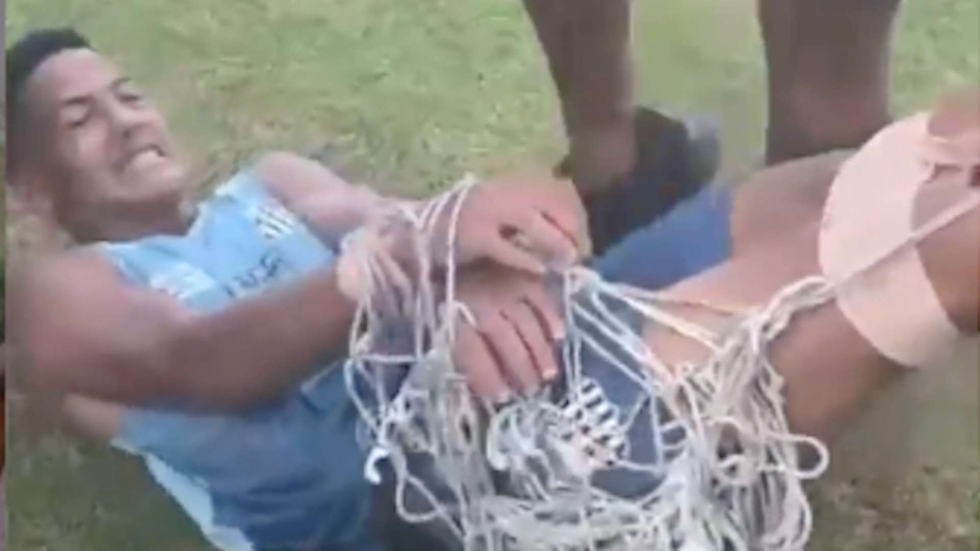 Ángelo Santos amarrado