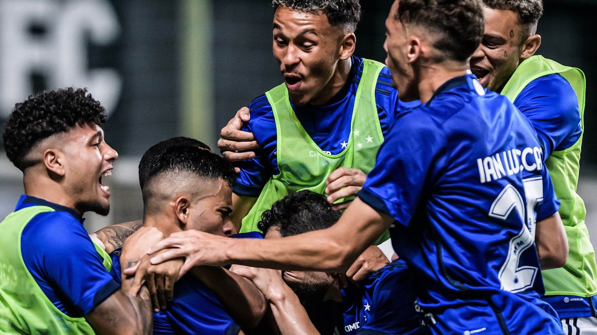 Jogadores do Cruzeiro comemoram no Mineiro 2023