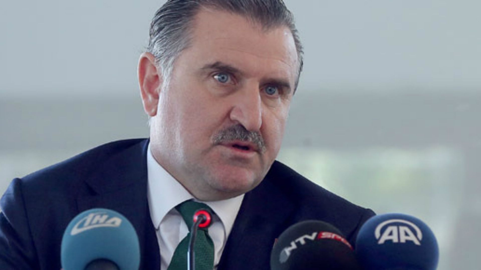 Osman Askin Bak Genclik ve Spor Bakani