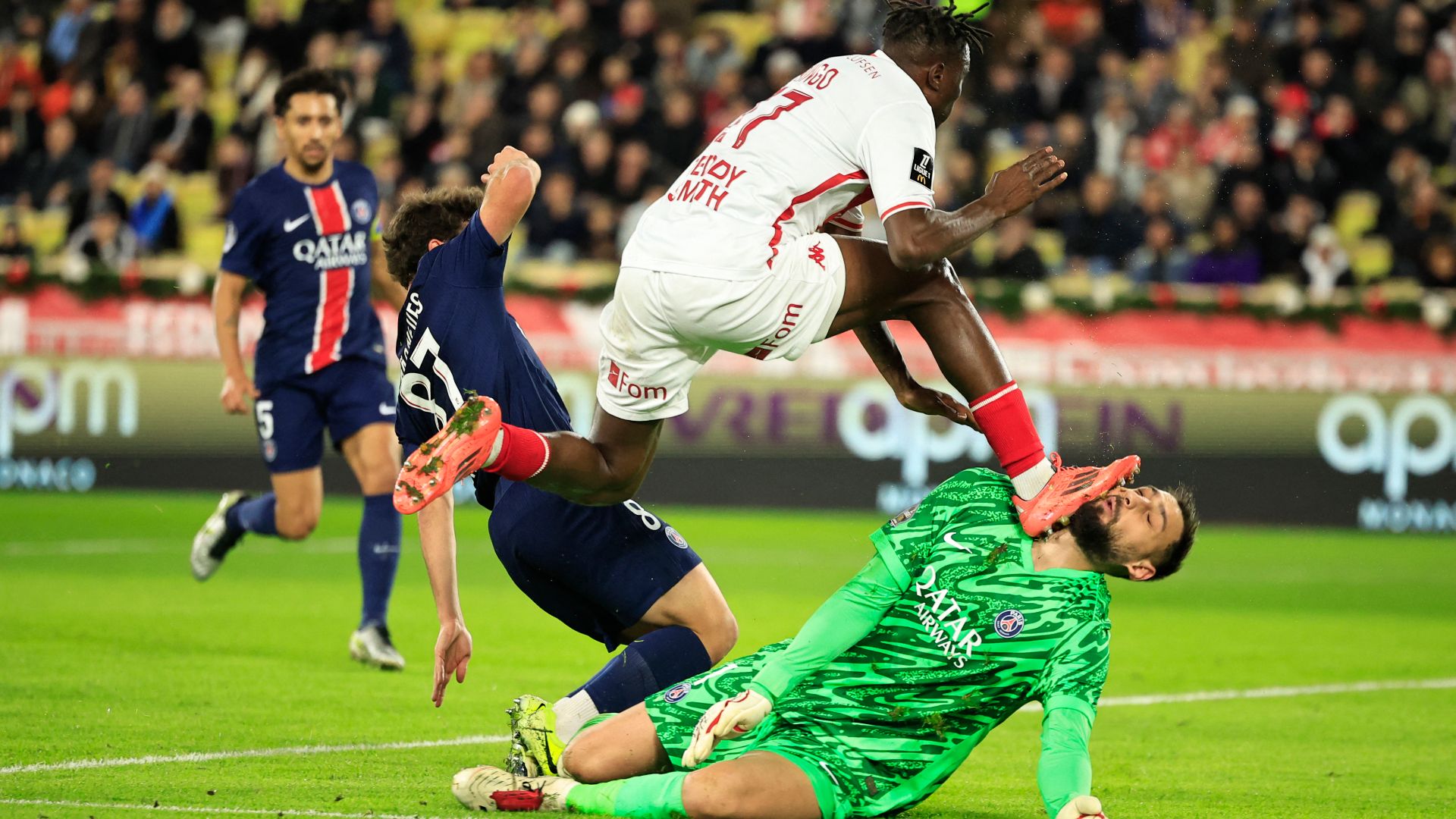 That's got to hurt! PSG's Gianluigi Donnarumma left with horrific injuries  after being kicked in the FACE by Monaco's Wilfried Singo | Goal.com