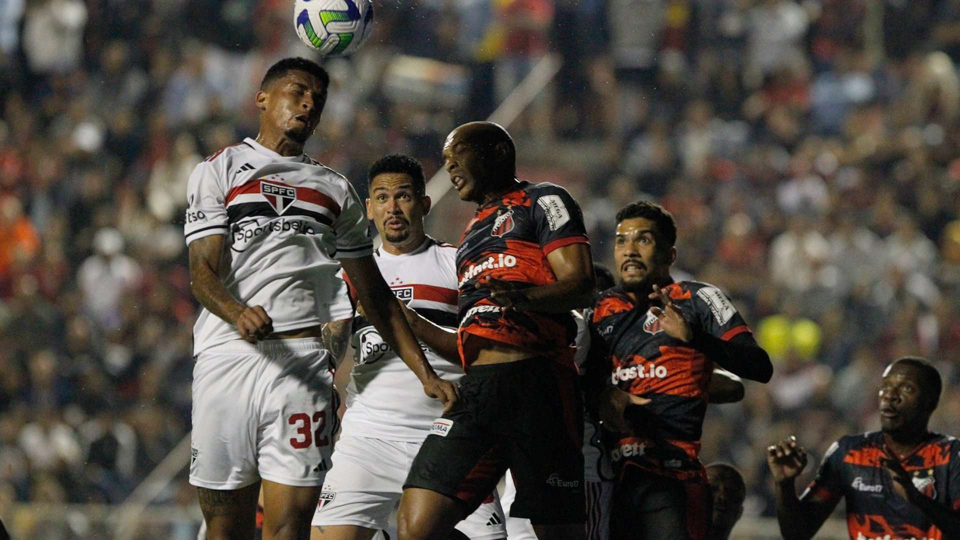Marcos Paulo no jogo aéreo durante Ituano x São Paulo, pela terceira fase da Copa do Brasil 2023, 25/04/2023