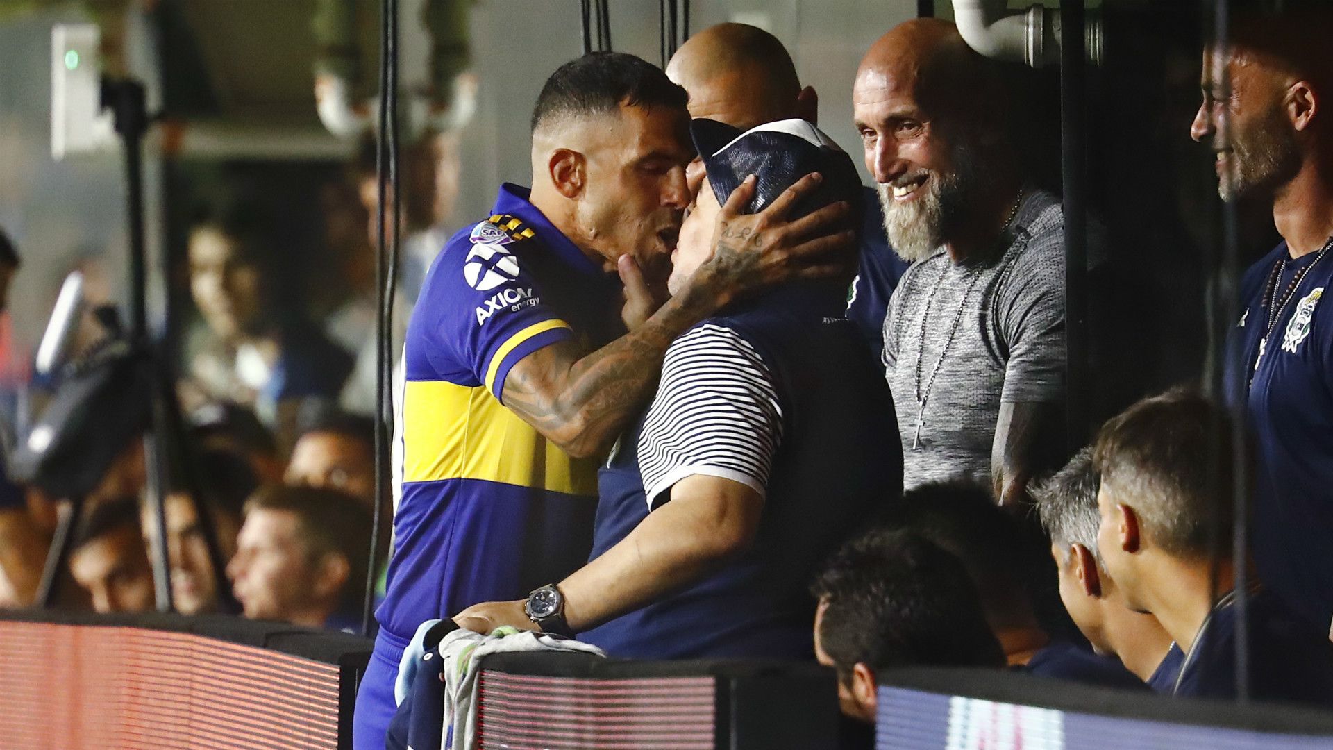 Carlos Tevez Diego Maradona Beso Superliga