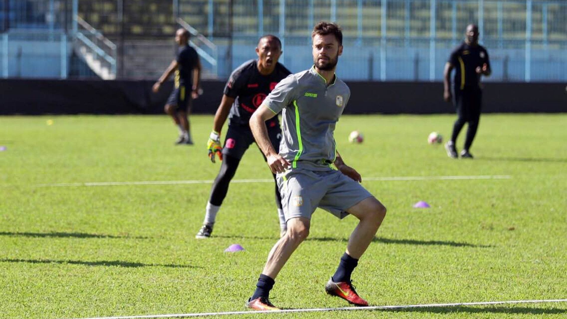 Douglas Packer - Barito Putera