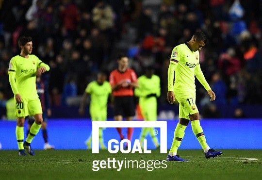 바르셀로나 데뷔전을 치른 무리요(오른쪽)가 고개를 숙이고 있다. 사진=게티이미지