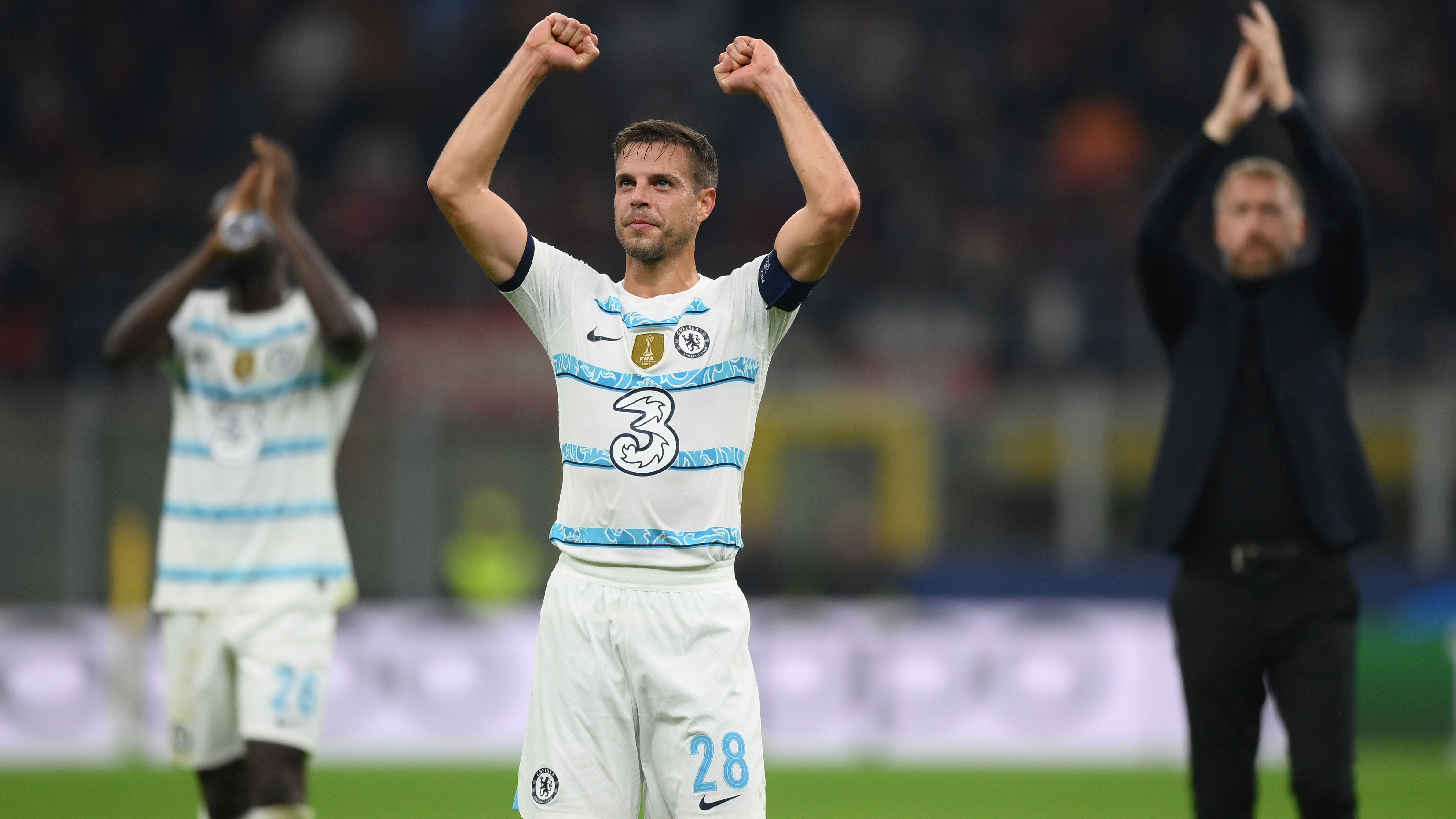 César Azpilicueta del Chelsea saluda a los aficionados después del partido del grupo E de la Liga de Campeones de la UEFA entre el AC Milan y el Chelsea FC en el estadio Giuseppe Meazza el 11 de octubre de 2022 en Milán, Italia.