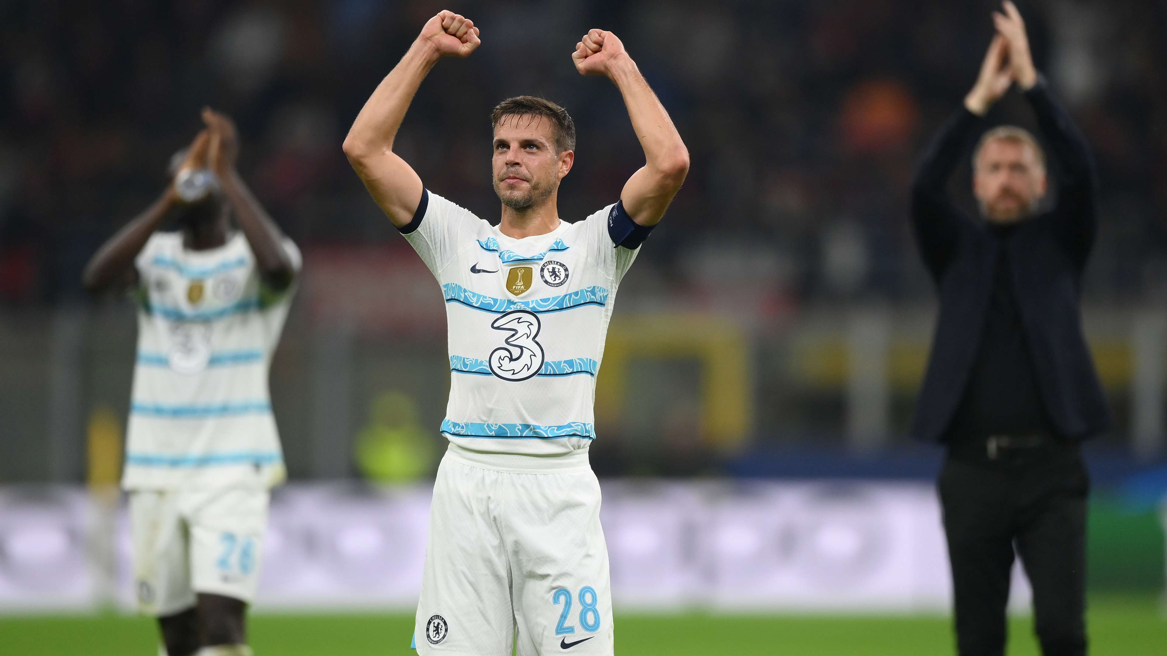 César Azpilicueta del Chelsea saluda a los aficionados después del partido del grupo E de la Liga de Campeones de la UEFA entre el AC Milan y el Chelsea FC en el estadio Giuseppe Meazza el 11 de octubre de 2022 en Milán, Italia.