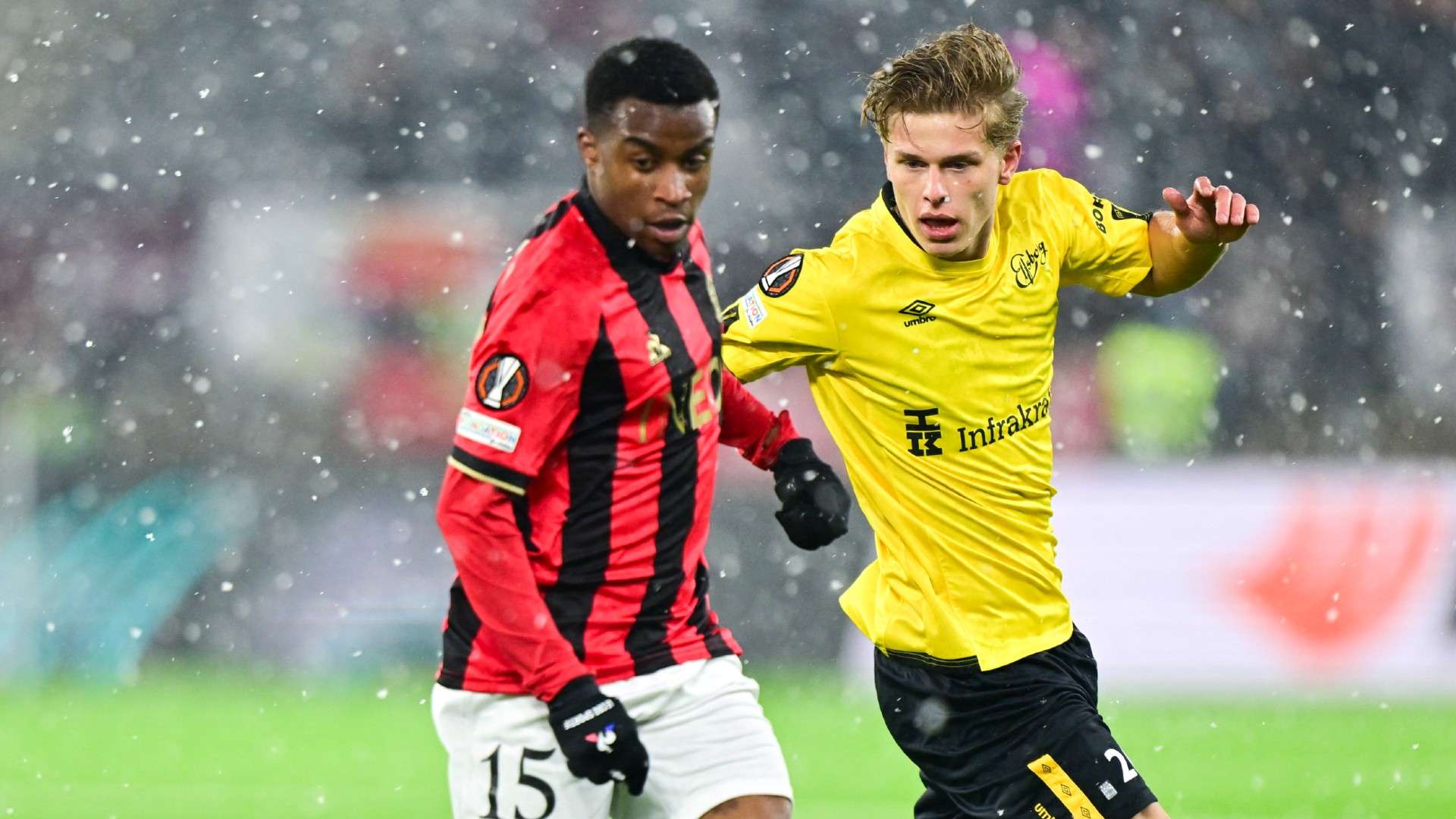 Nice's German forward #15 Youssoufa Moukoko (L) and IF Elfsborg's Sweden's forward #20 Gottfrid Rapp