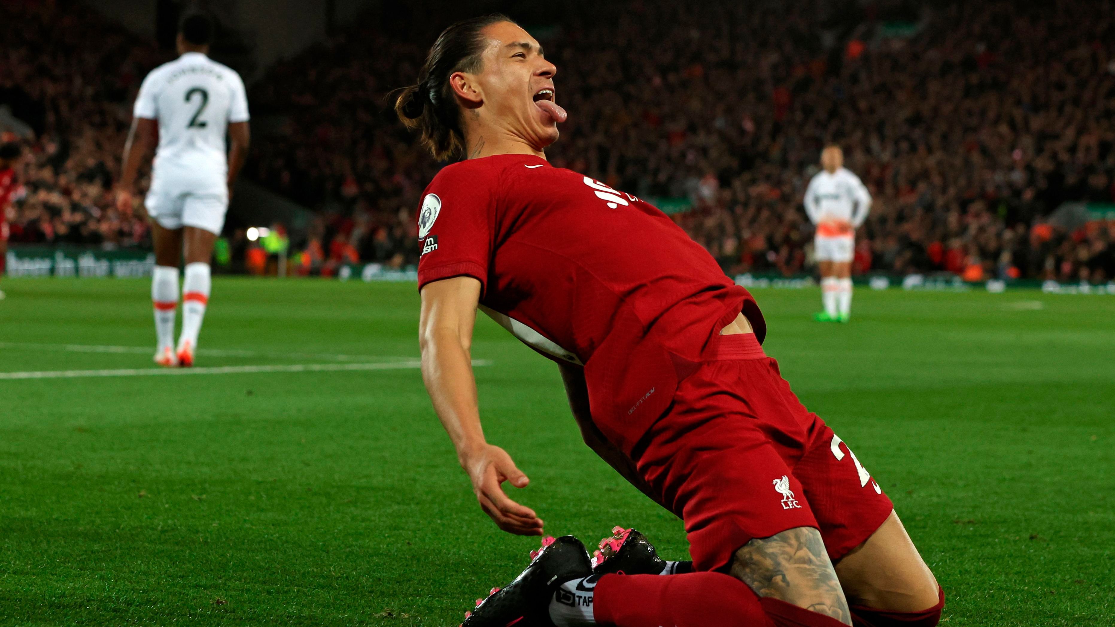 auto_awesome Did you mean: Liverpool Uruguayan striker Darwin Nunez celebrates after scoring the opening goal of the English Premier League football match between Liverpool and West Ham United at Anfield  Listen 178 / 5,000 Translation results star_border El delantero uruguayo del Liverpool, Darwin Núñez, celebra después de marcar el gol de apertura del partido de fútbol de la Premier League inglesa entre el Liverpool y el West Ham United en Anfield.