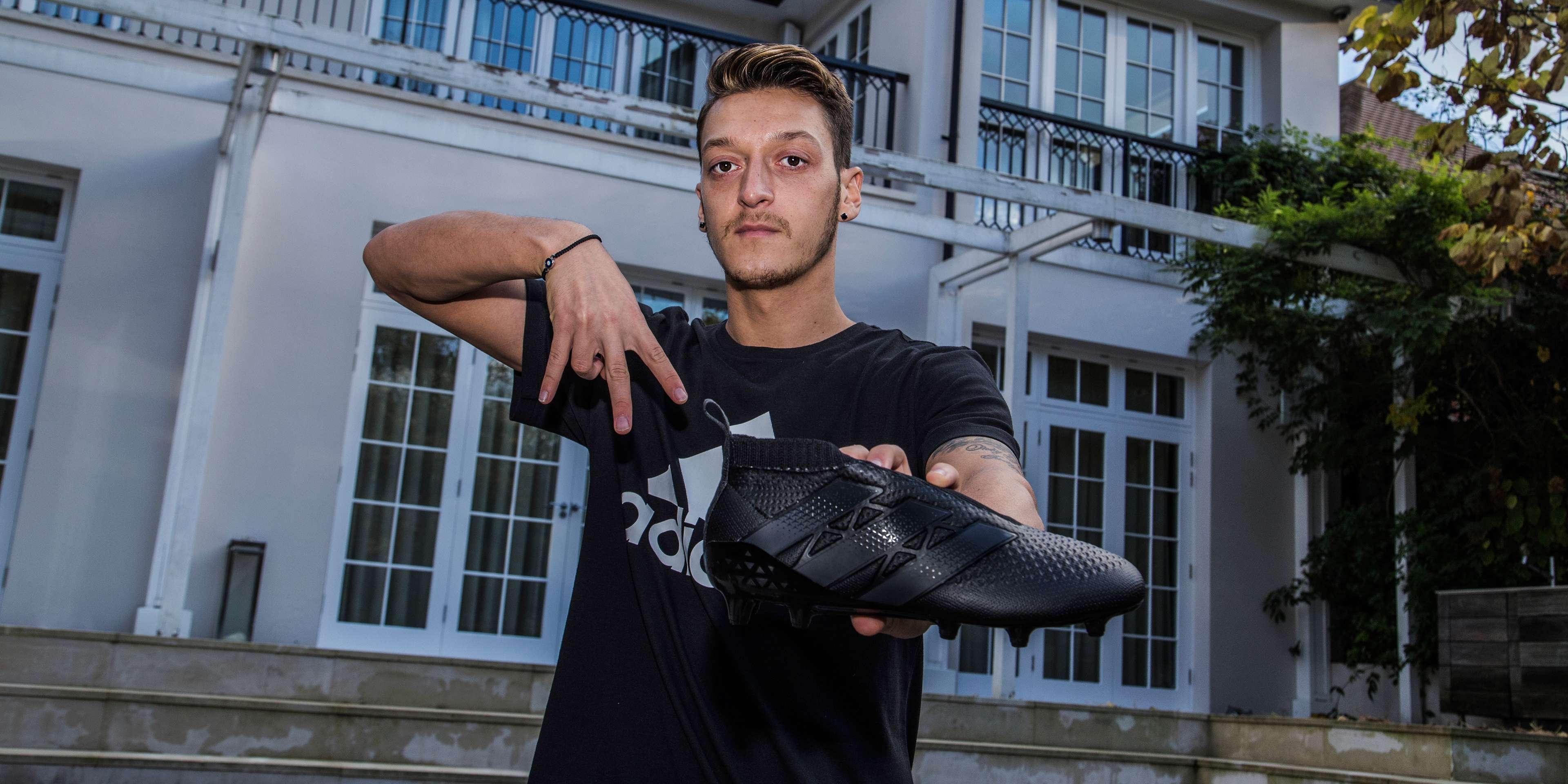 Sepatu 'Laceless' adidas - Mesut Ozil