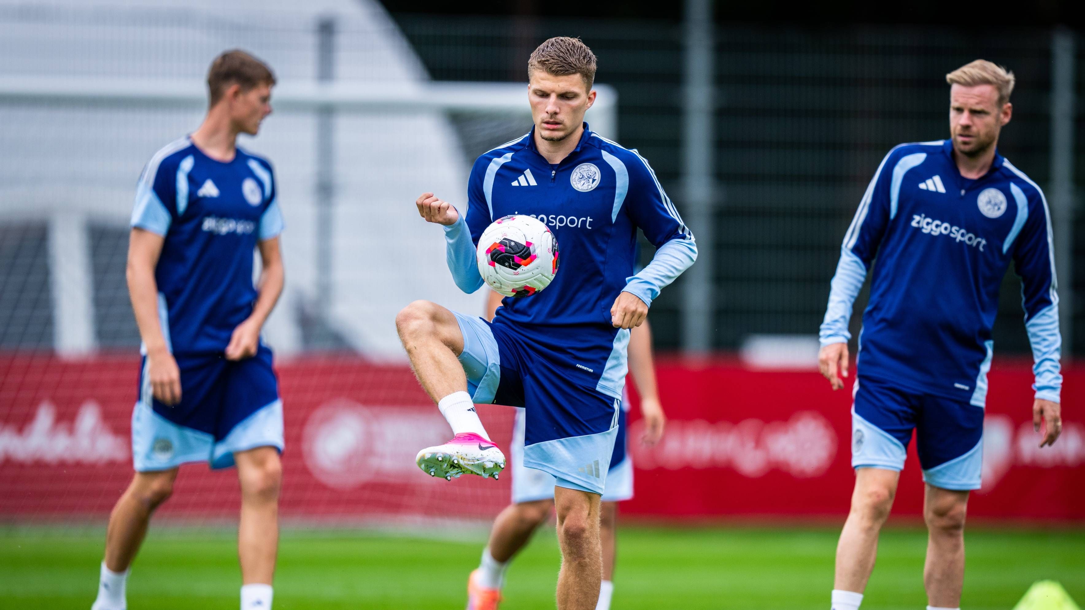L'Ajax a reçu une deuxième offre de l'Eintracht Francfort pour Gaaei, et les deux clubs sont actuellement en pourparlers