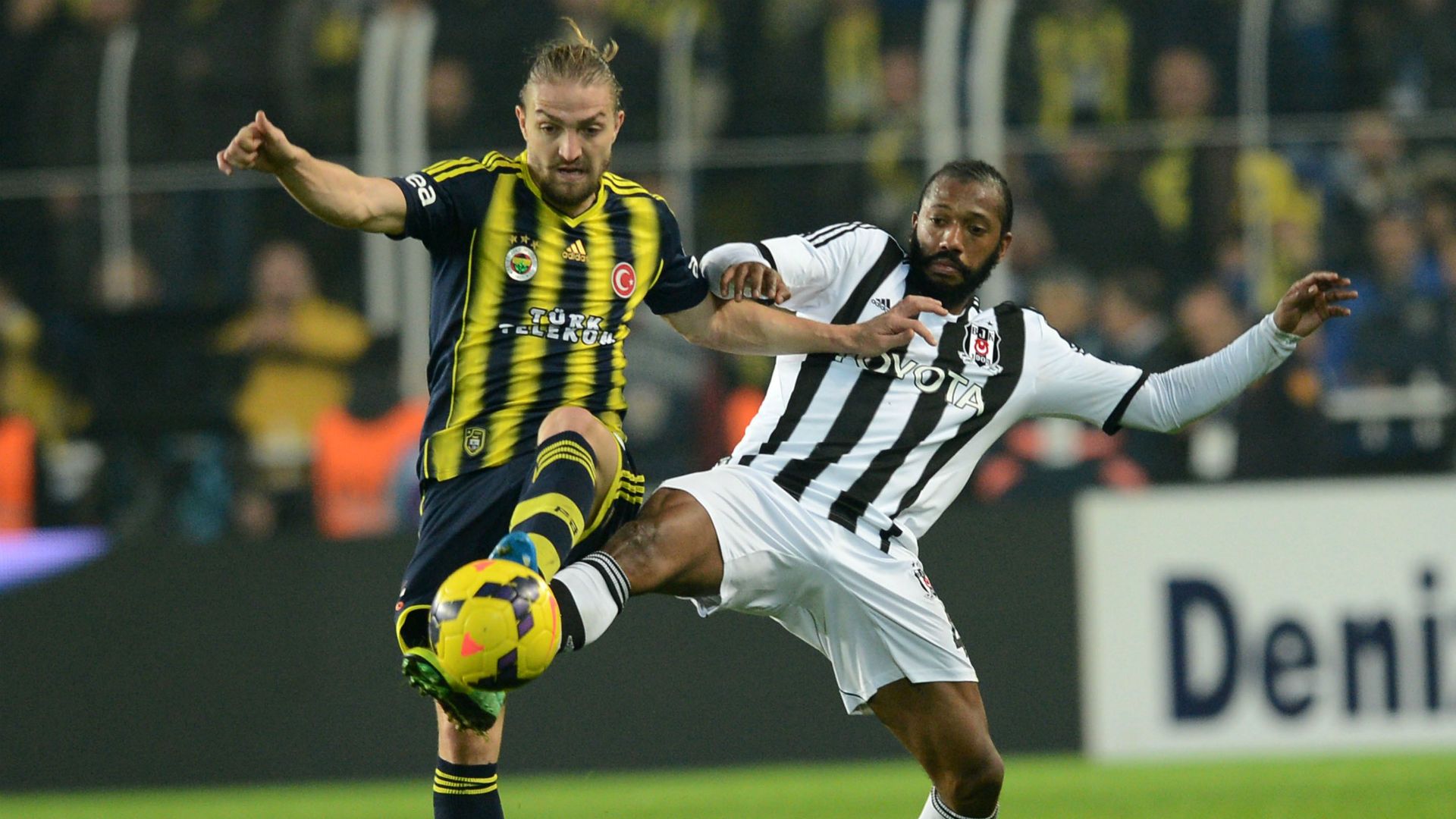 Fenerbahce v Besiktas 301113