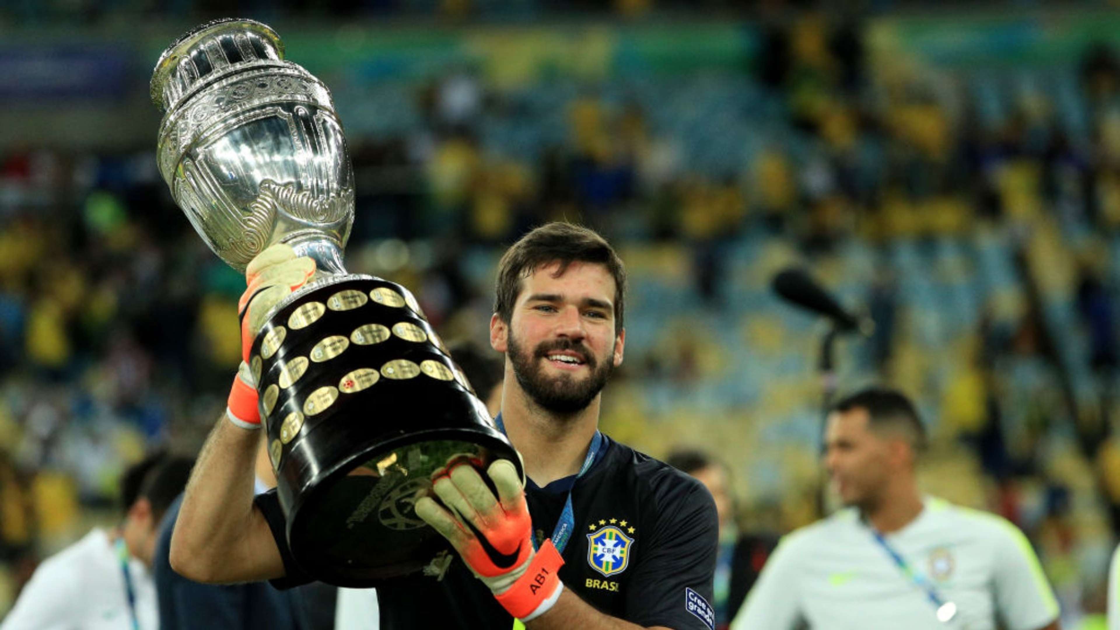 brasil y alisson becker con el trofeo de la copa américa 2019 ganado a Perú