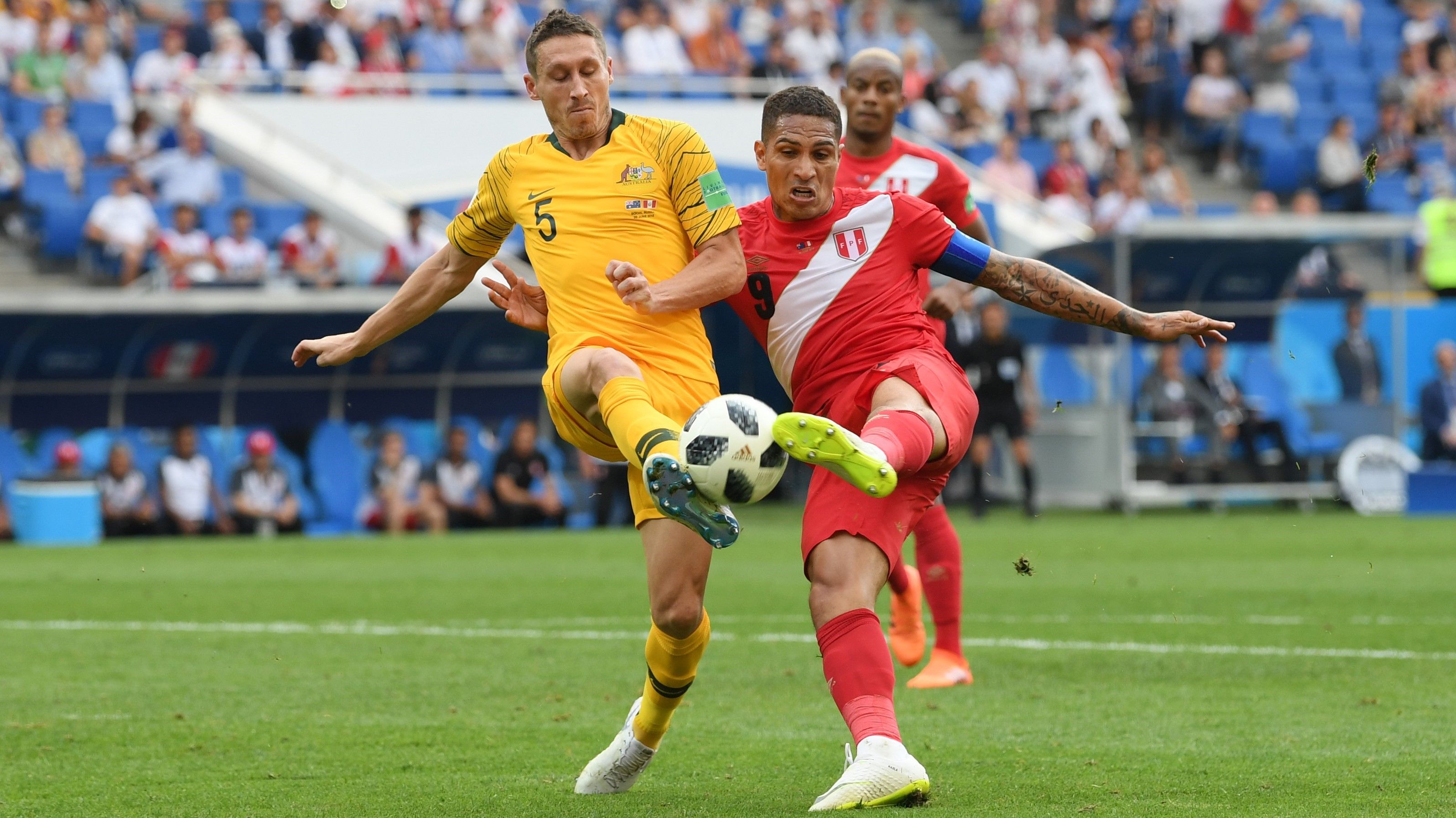 Paolo Guerrero Mark Milligan Australia Peru 26062016
