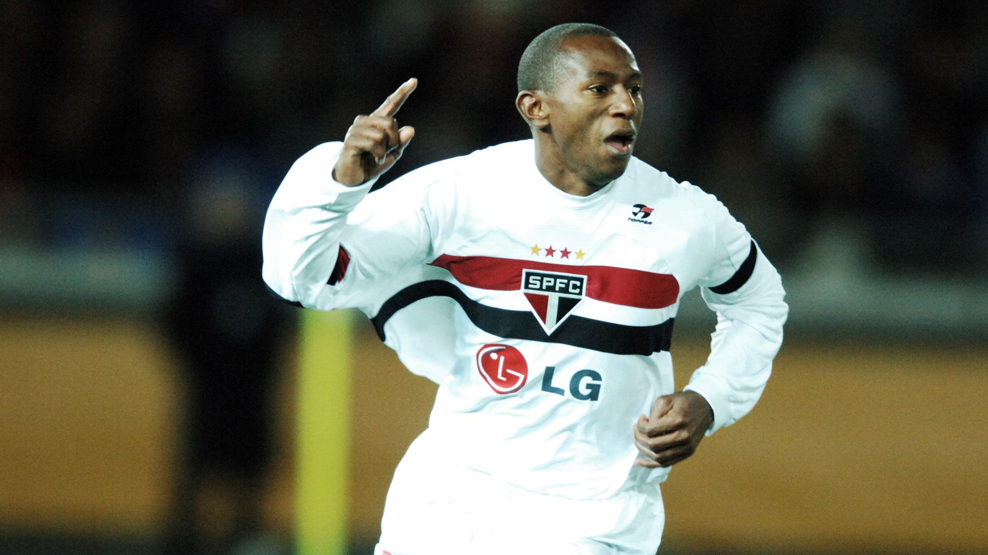 Mineiro comemora gol São Paulo Liverpool Mundial de Clubes 2005