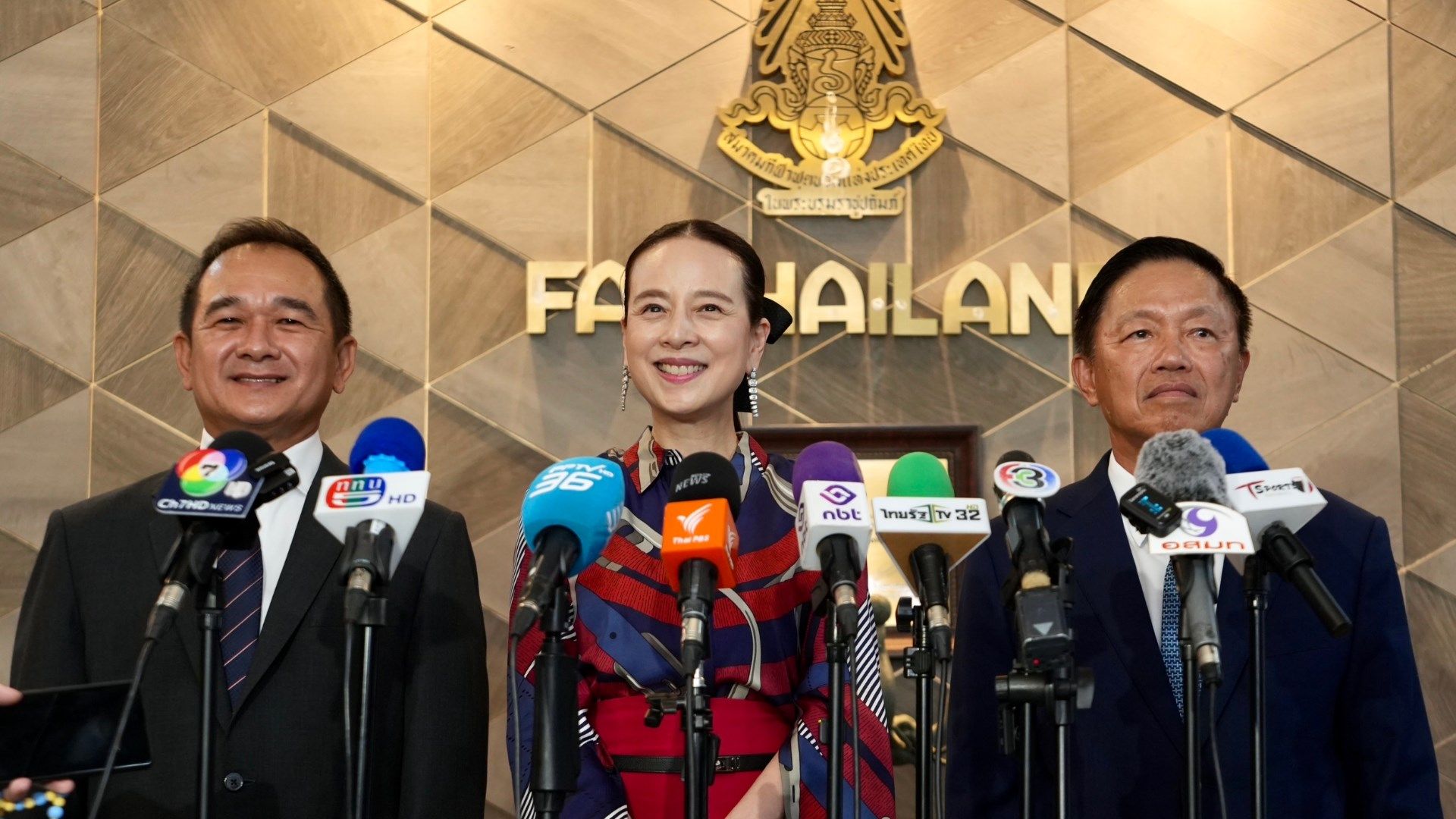 นวลพรรณ ล่ำซำ - พล.ต.อ.วินัย-กฤษฎา จีนะวิจารณะ 