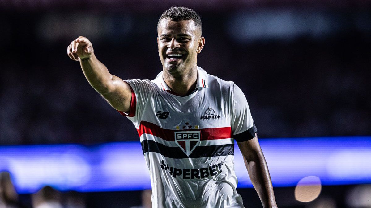 Alisson comemora gol contra o Palmeiras