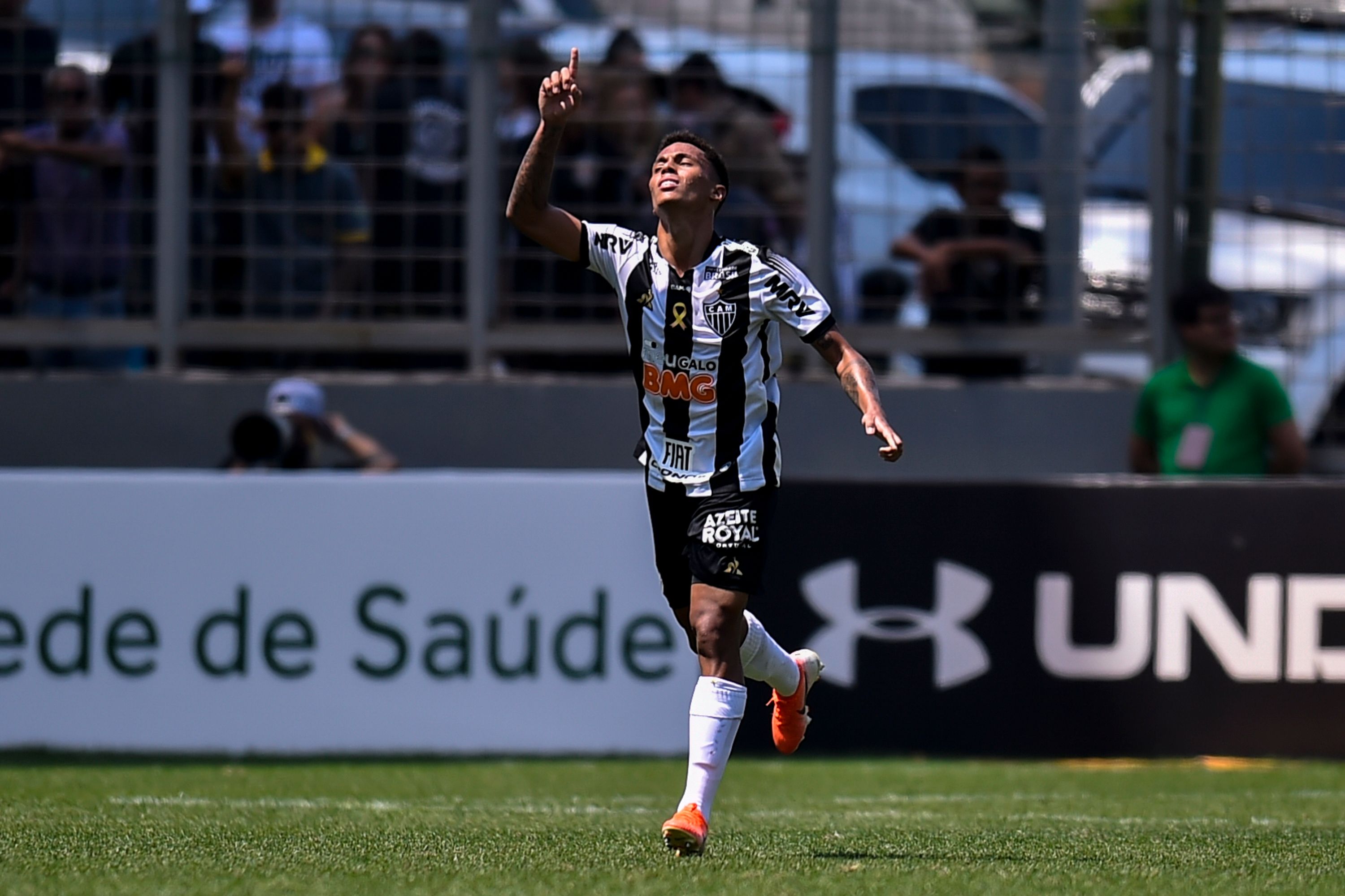 Bruninho comemorando