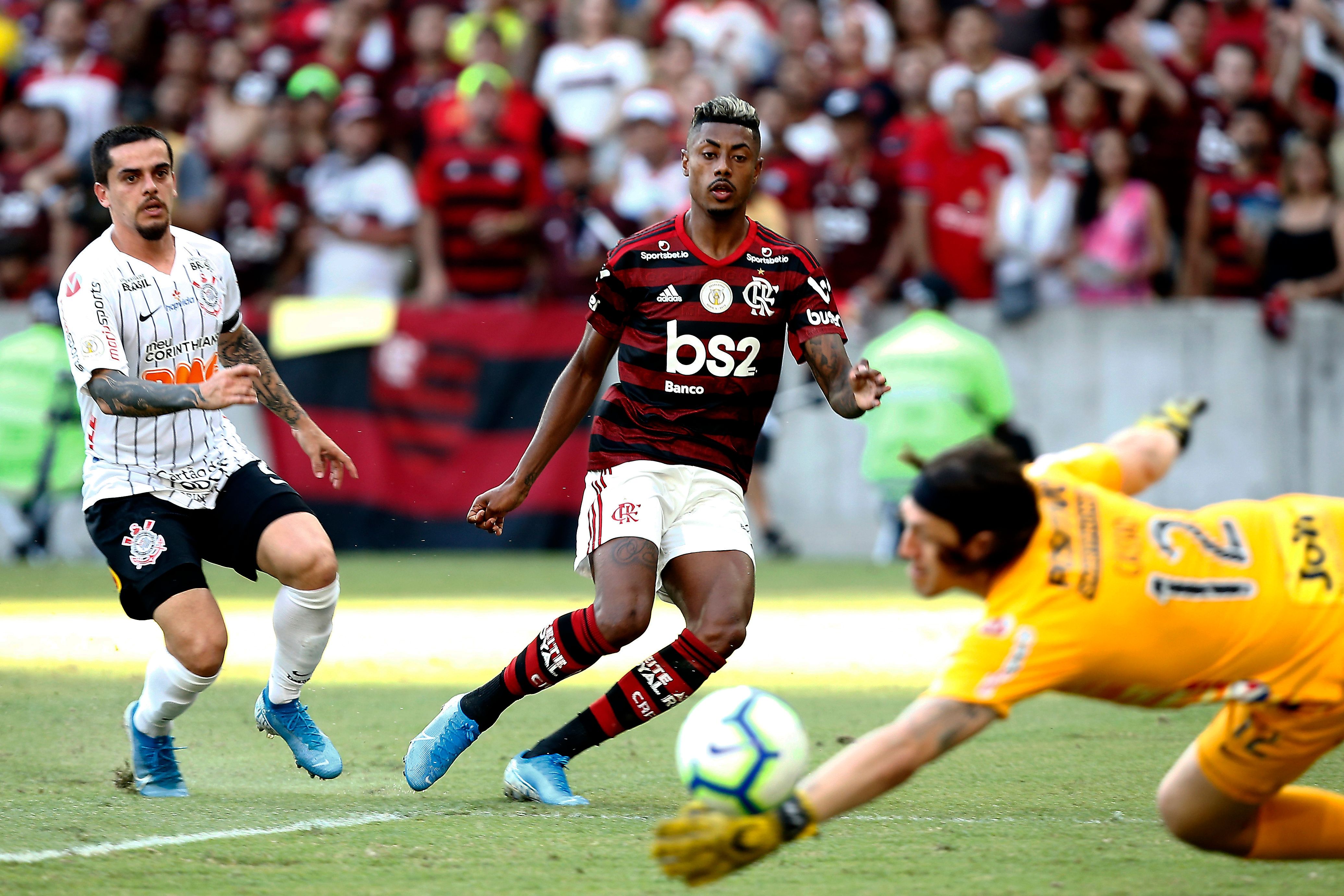 Bruno Henrique faz gol em Flamengo x Corinthians