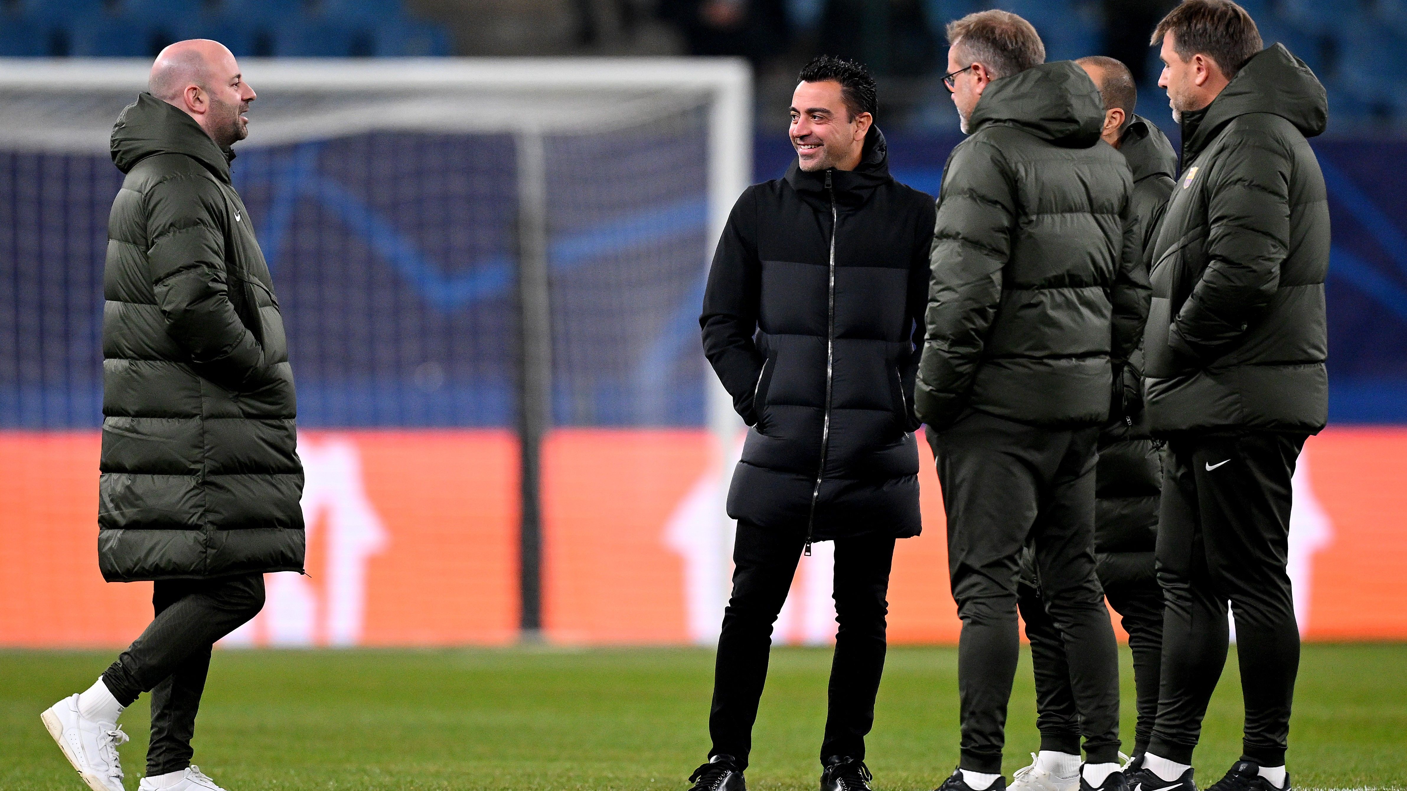 Xavi bisedon me stafin e tij teknik