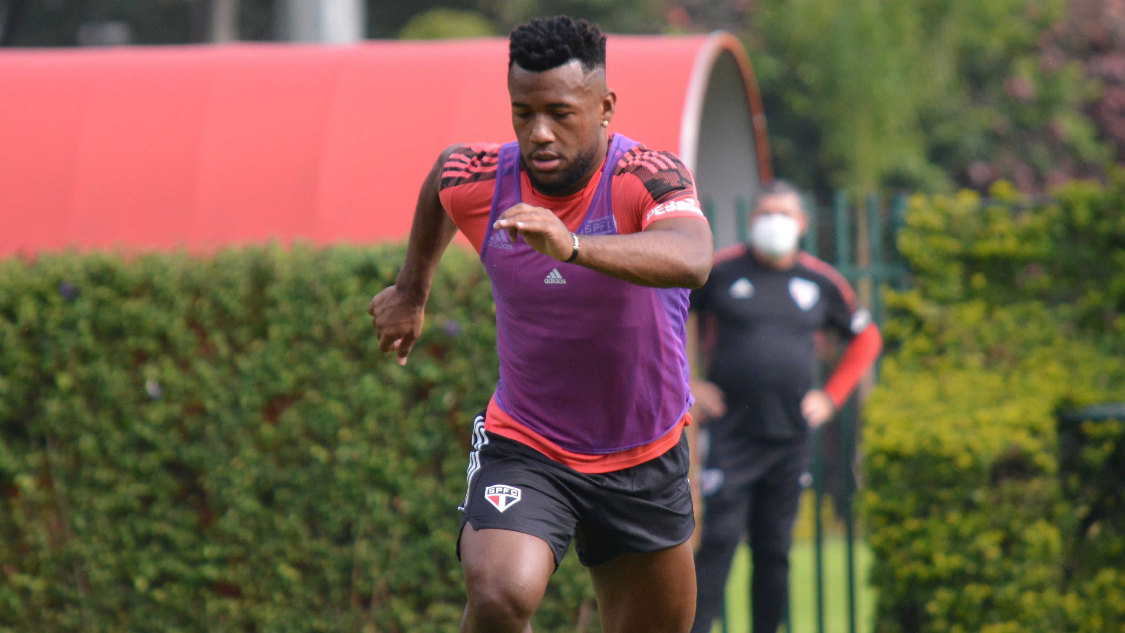 Luan participa de treino no São Paulo