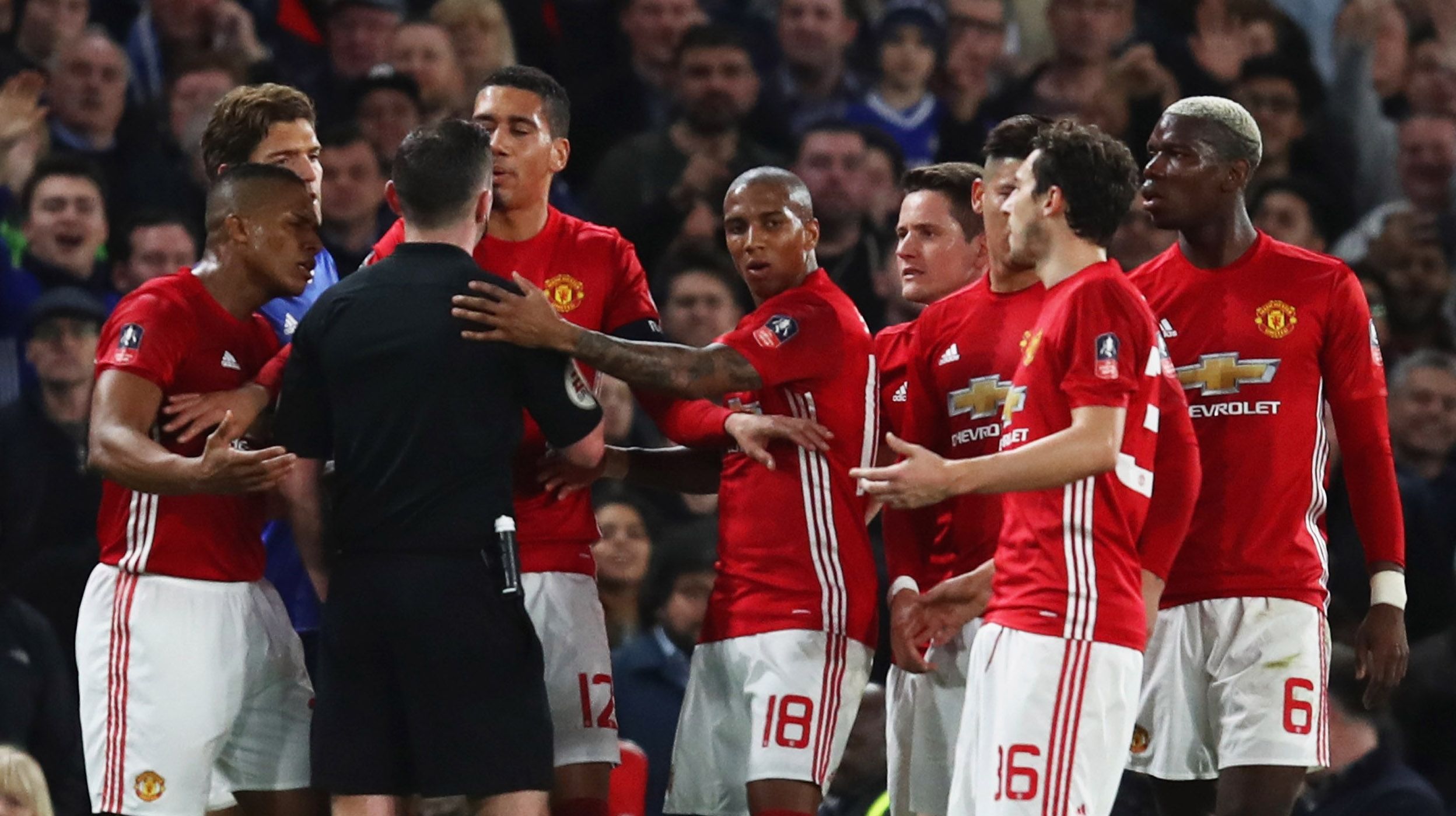Michael Oliver Ander Herrera Manchester United Chelsea FA Cup