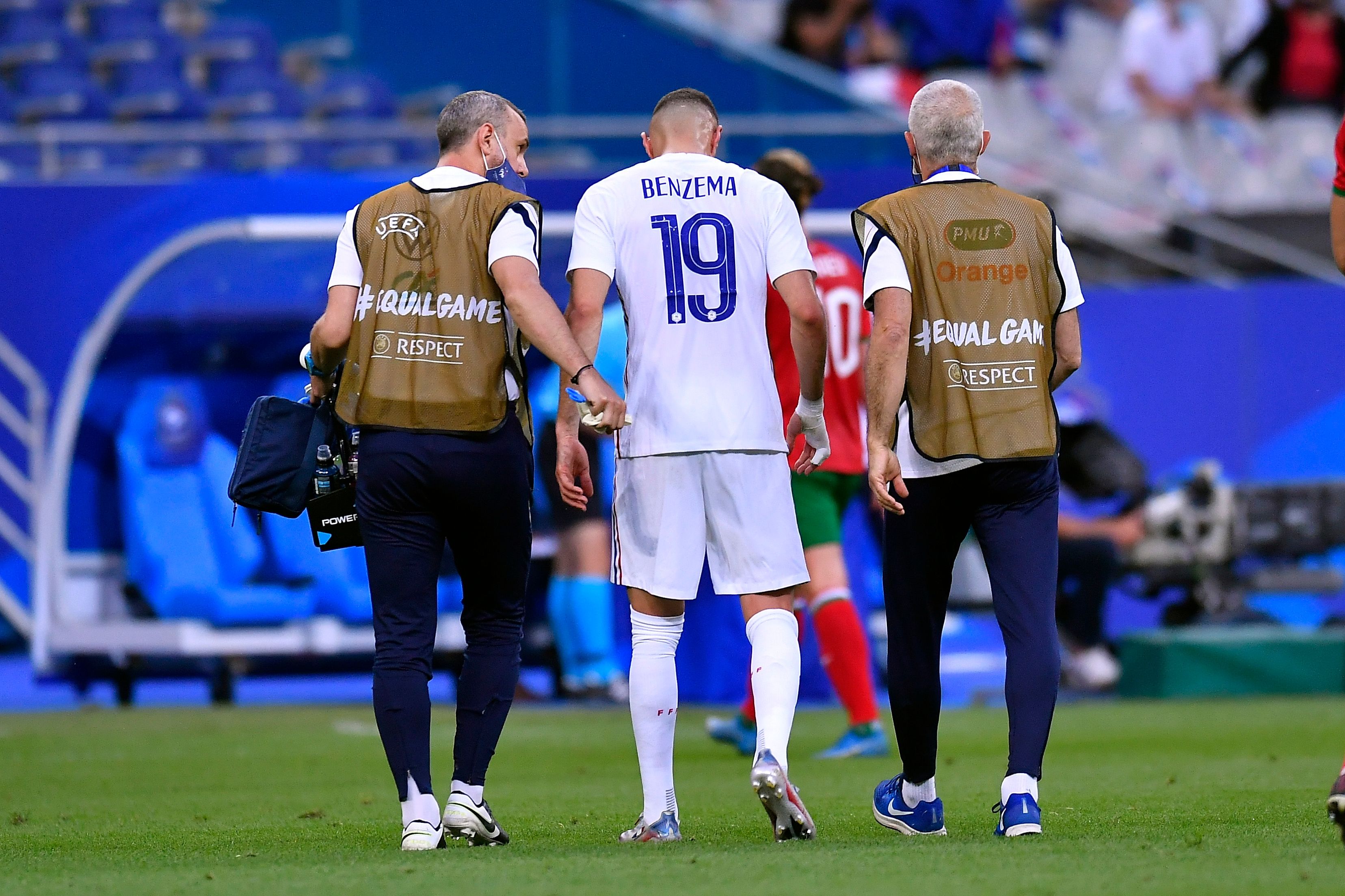 Benzema sort sur blessure.