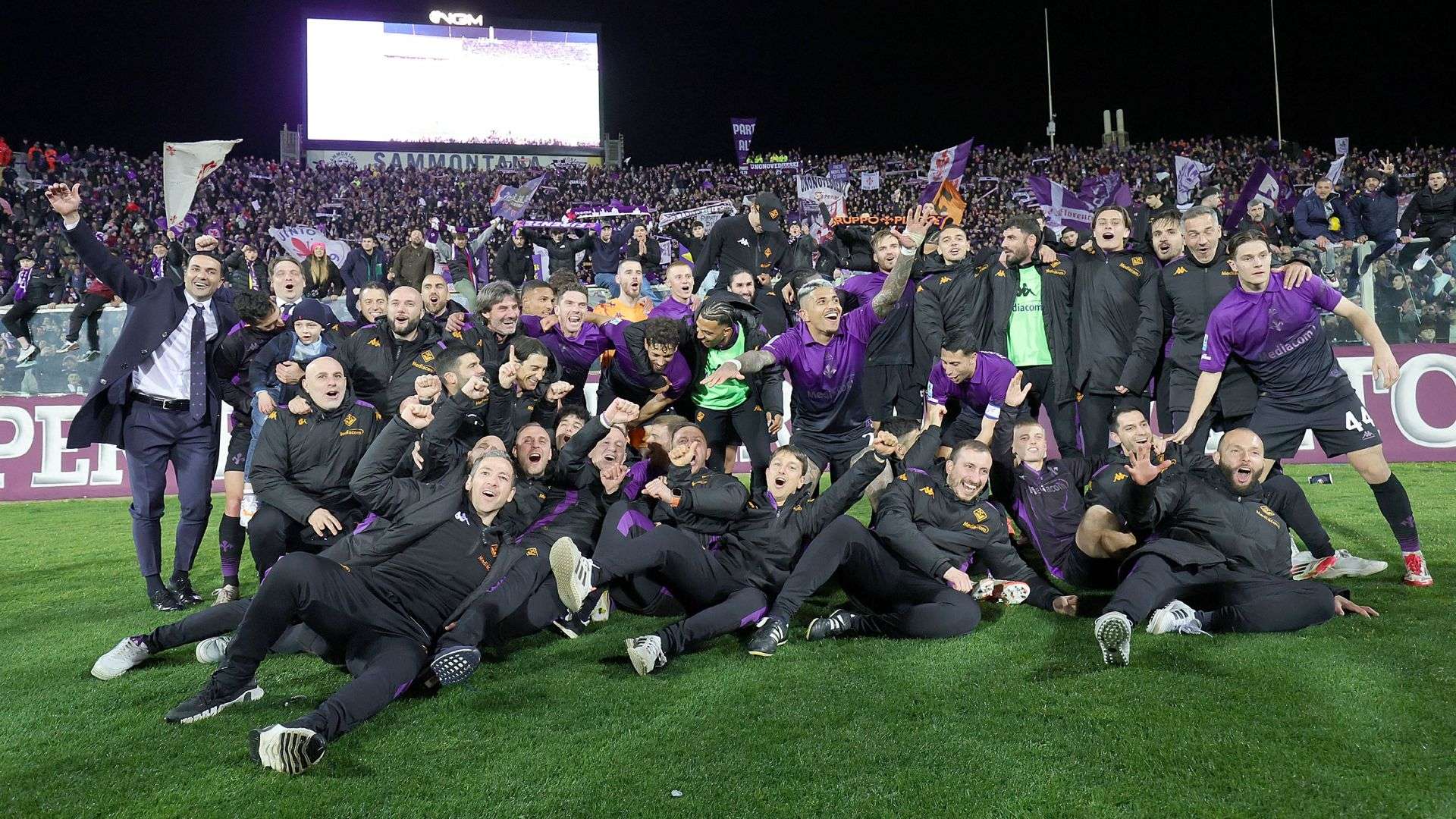 Fiorentina players celebrating Fiorentina Juventus