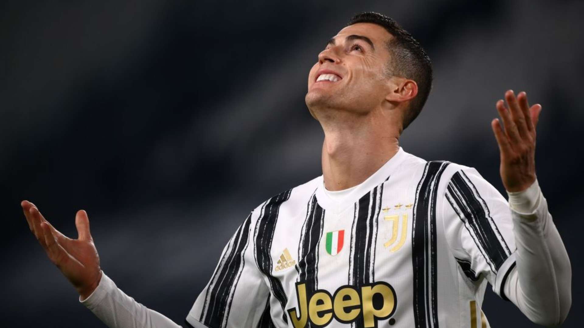 Foto Crisitano Ronaldo mirando hacia el cielo