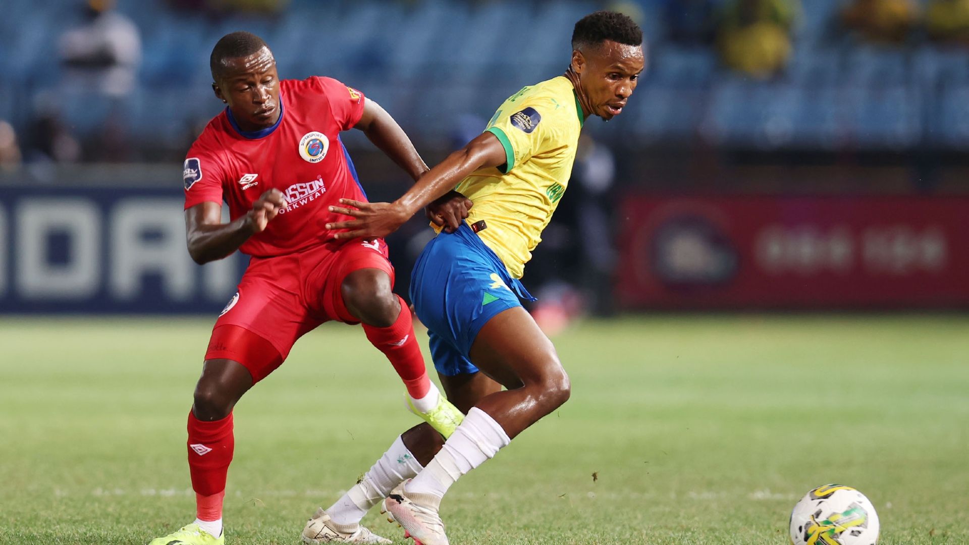 Themba Zwane of Mamelodi Sundowns and Siphesihle Ndlovu of Supersport United
