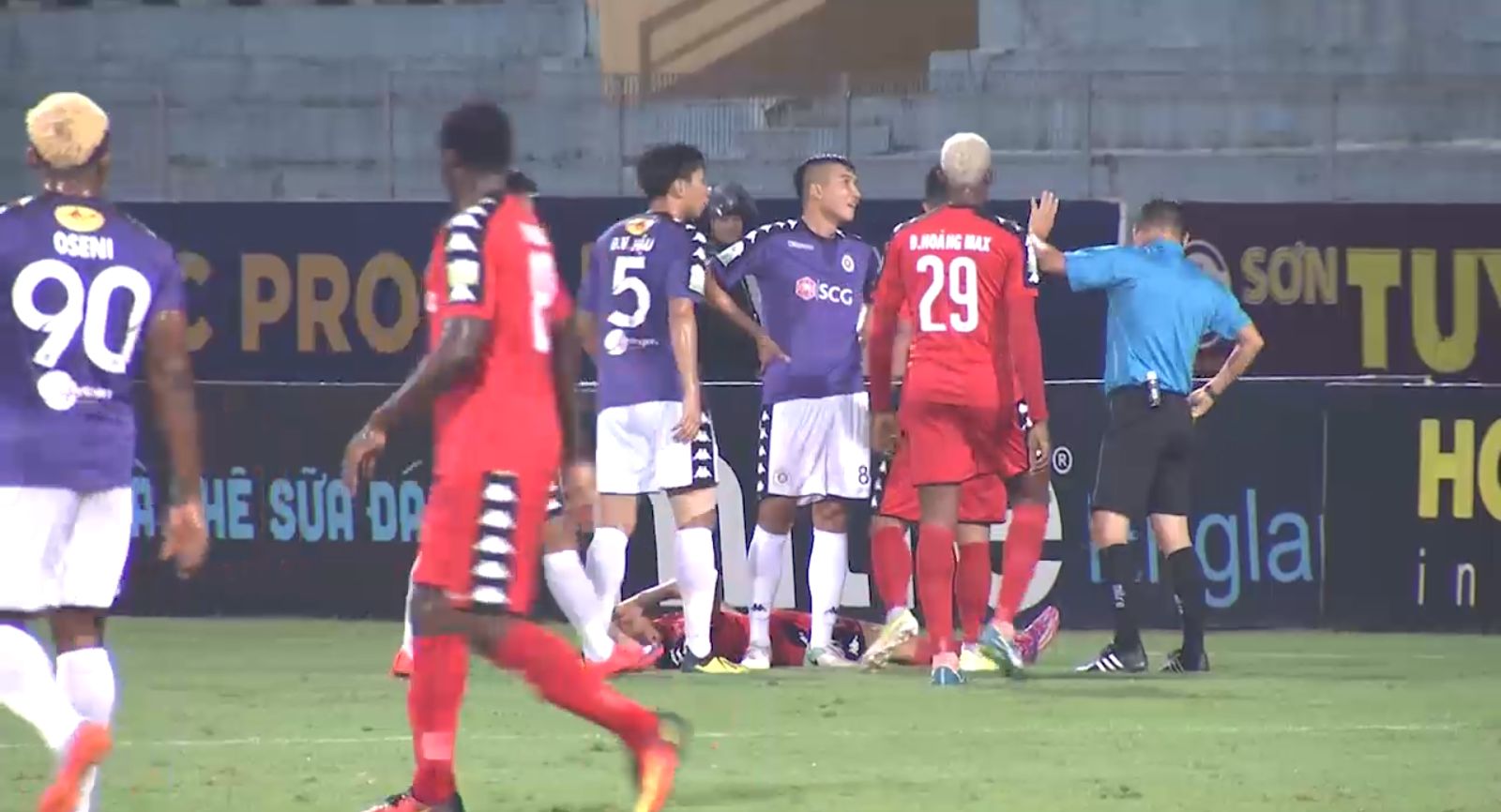 Trọng tài rút nhầm thẻ V.Leagu