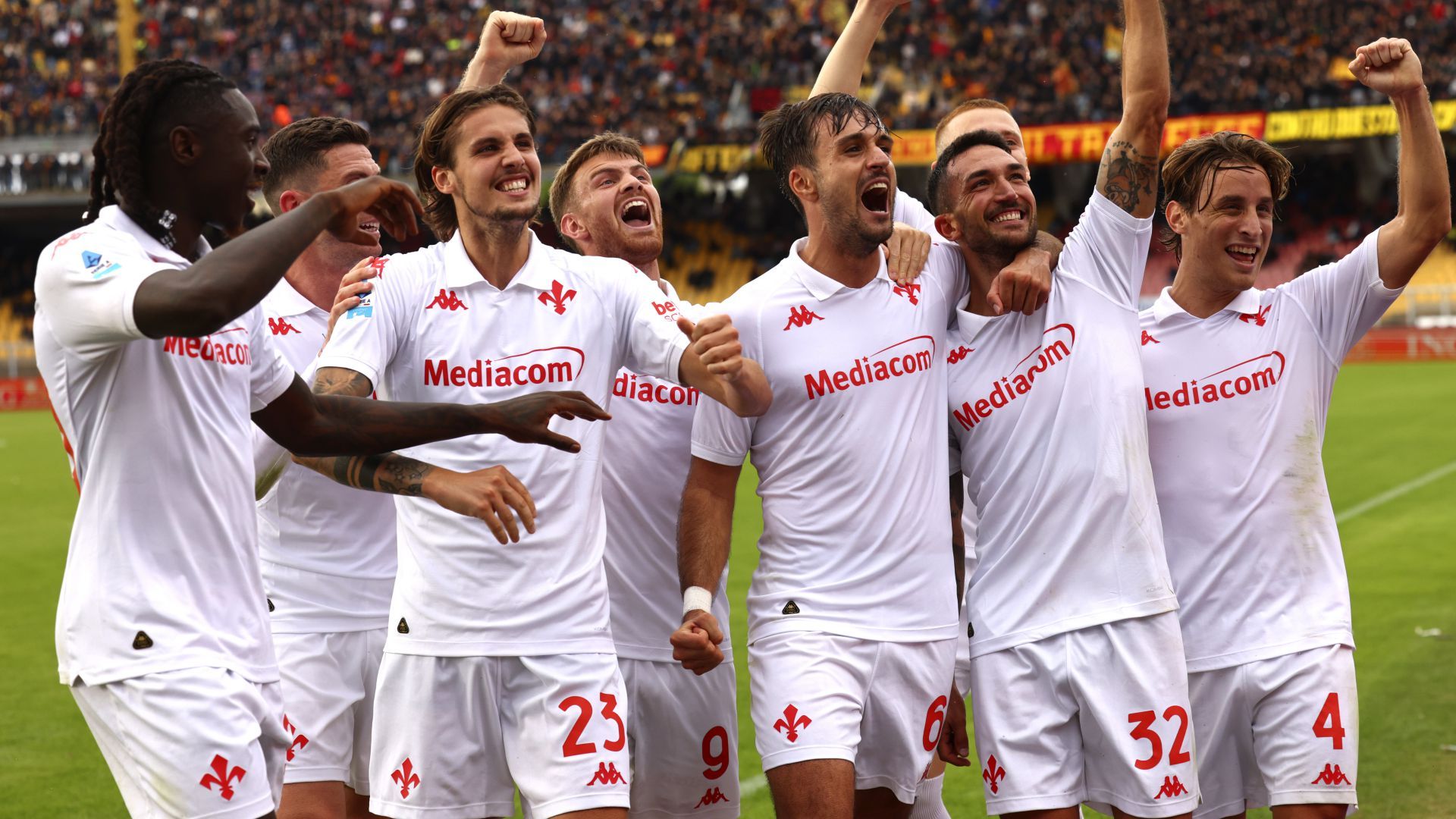 Fiorentina players celebrating Lecce Fiorentina Serie A