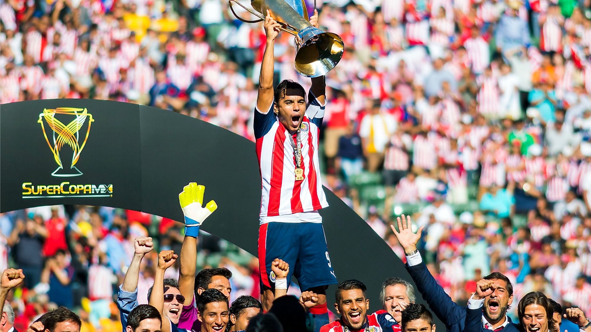 Omar Bravo Chivas 120716