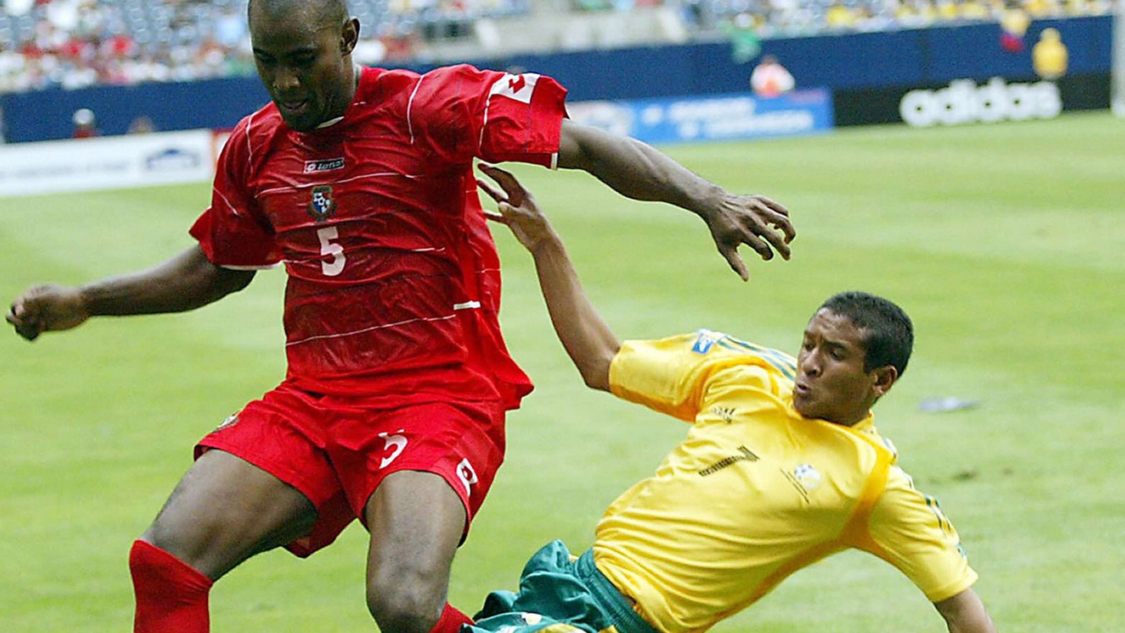 Panama's Felipe Baloy and South Africa's Daine Klate vies during the quarterfinals of the 2005 Concacaf Gold Cup soccer match at Reliant Stadium in Houston, Texas 17 July 2005