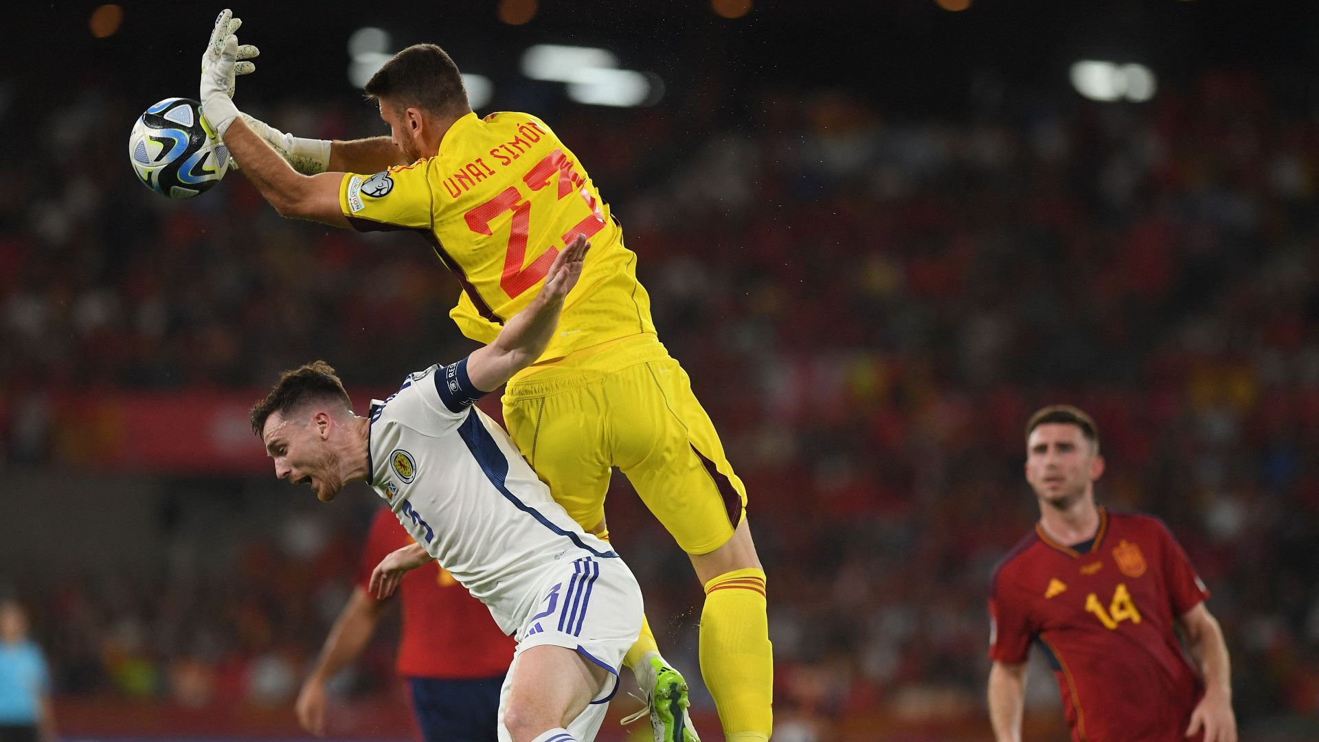 Andy Robertson Unai Simon