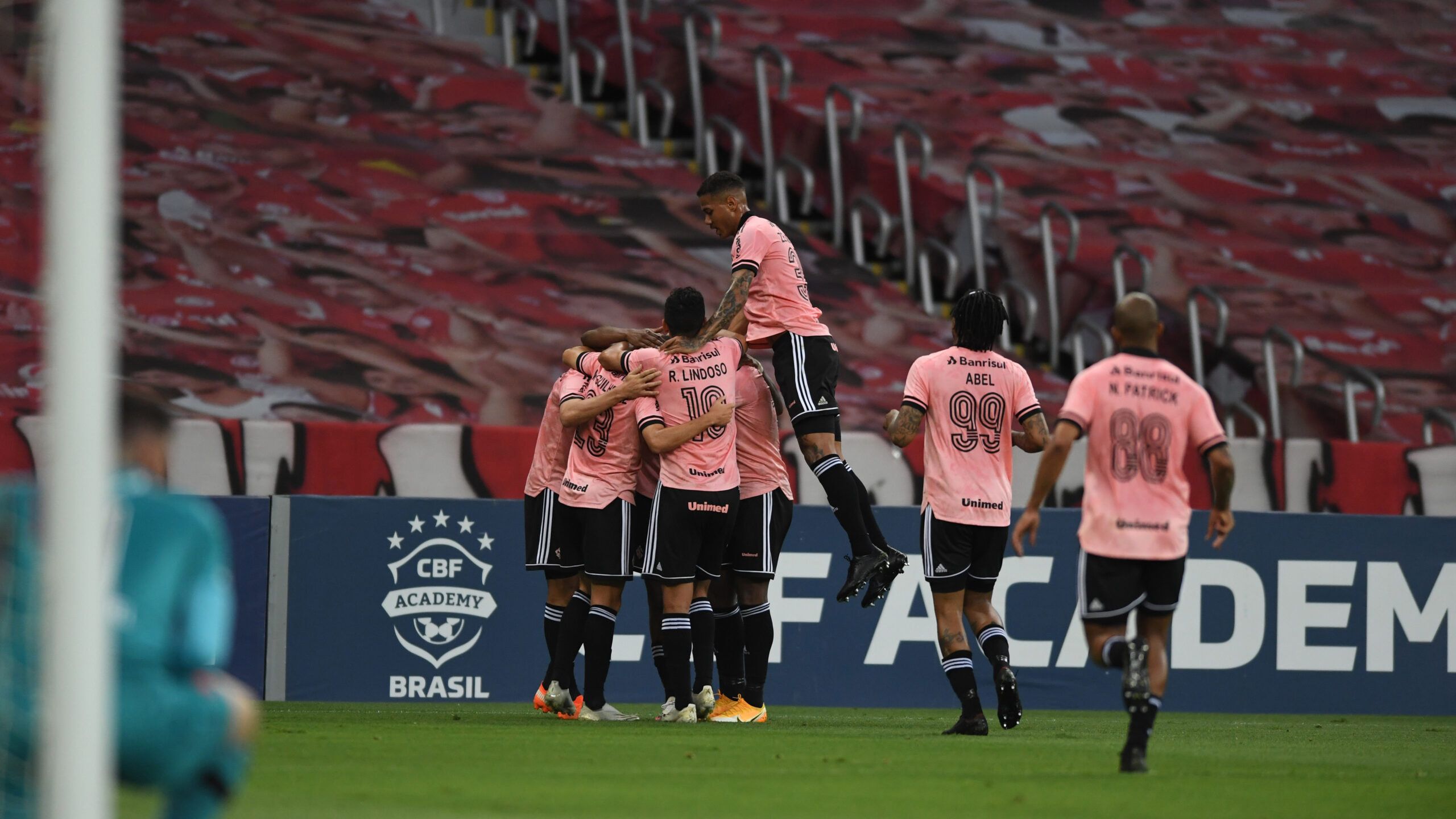 Jogadores do Internacional comemoram gol no Beira-Rio